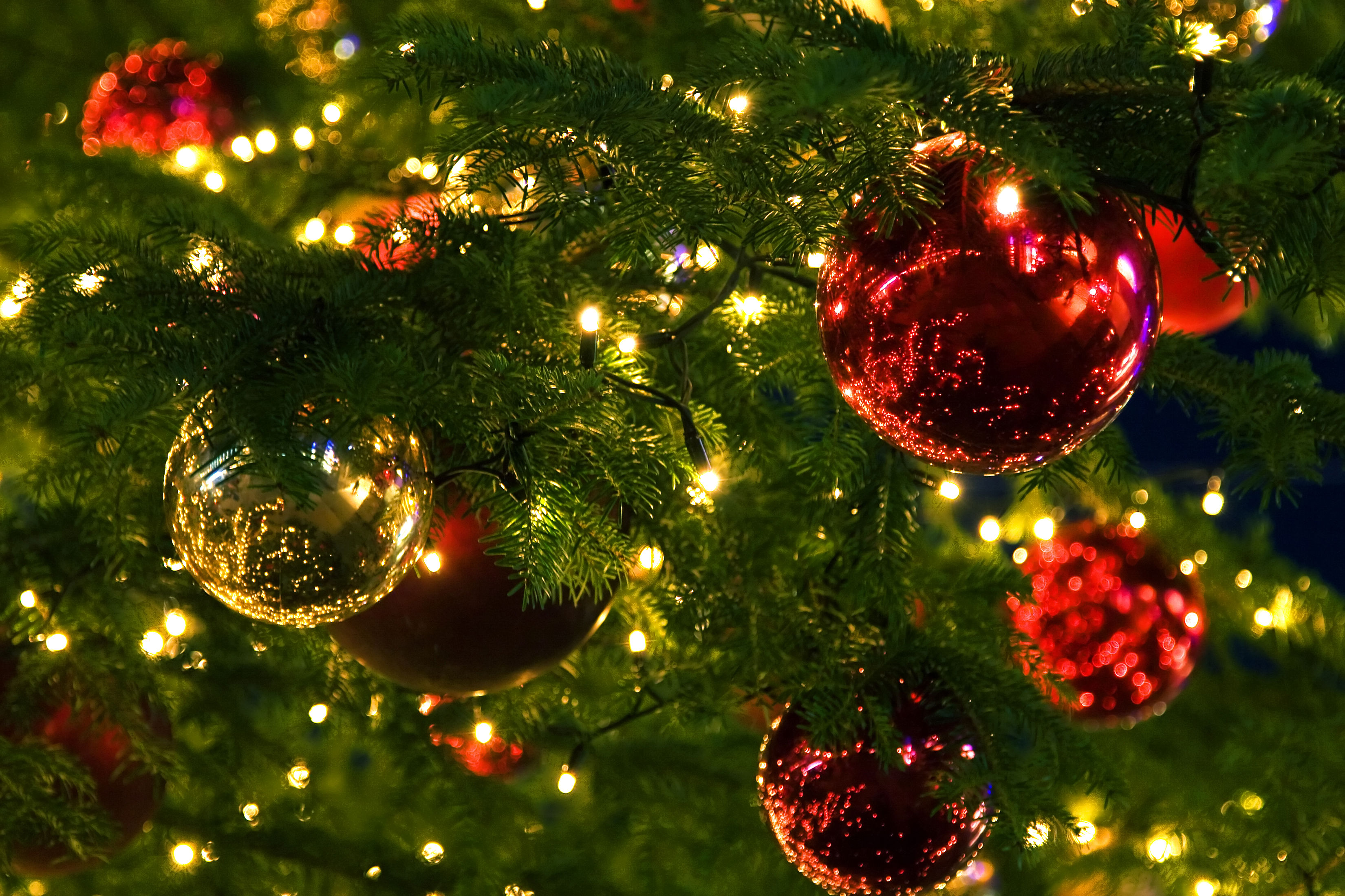 Juletræ med julekugler