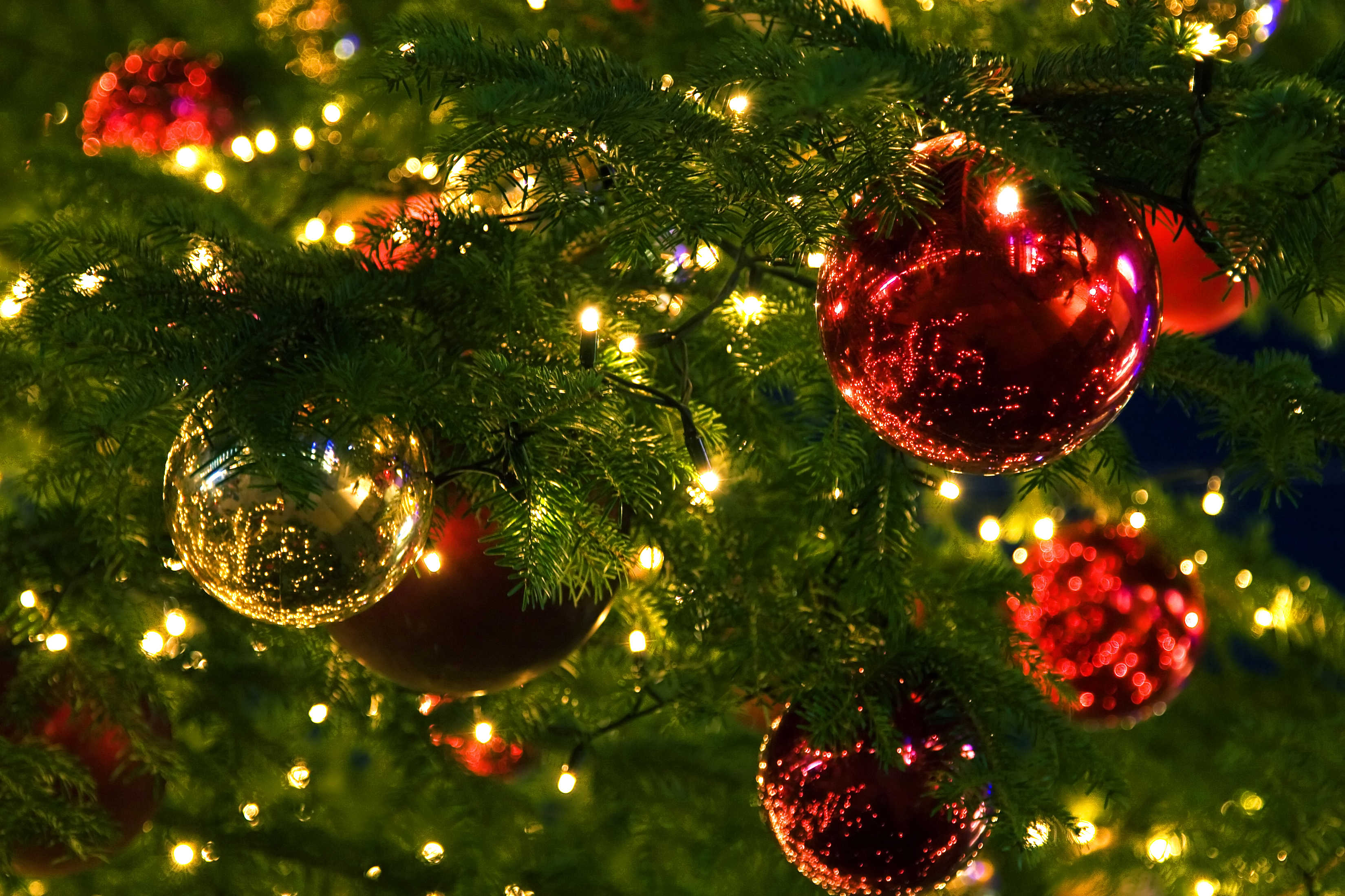 Juletræ med julekugler