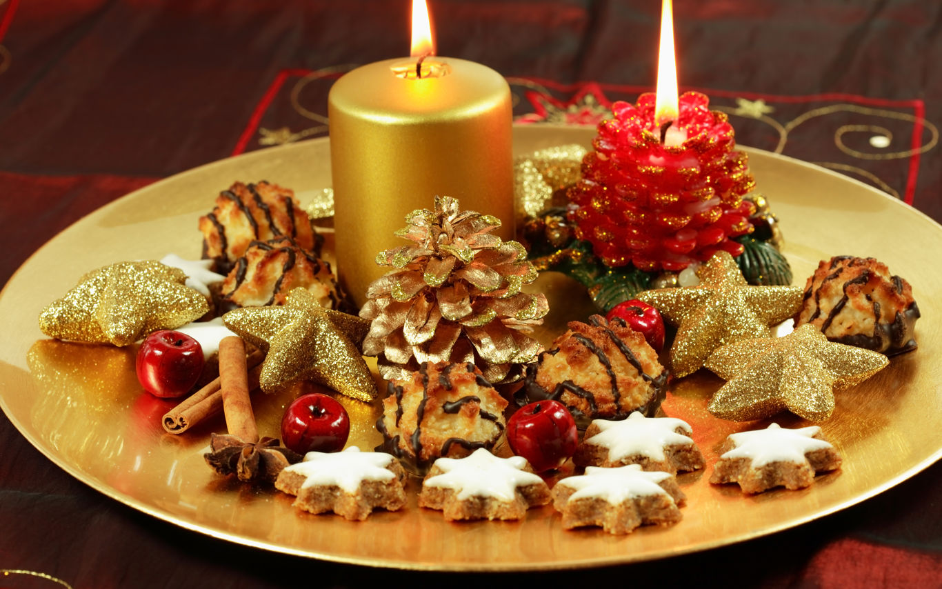 Julepynt og kager på fad