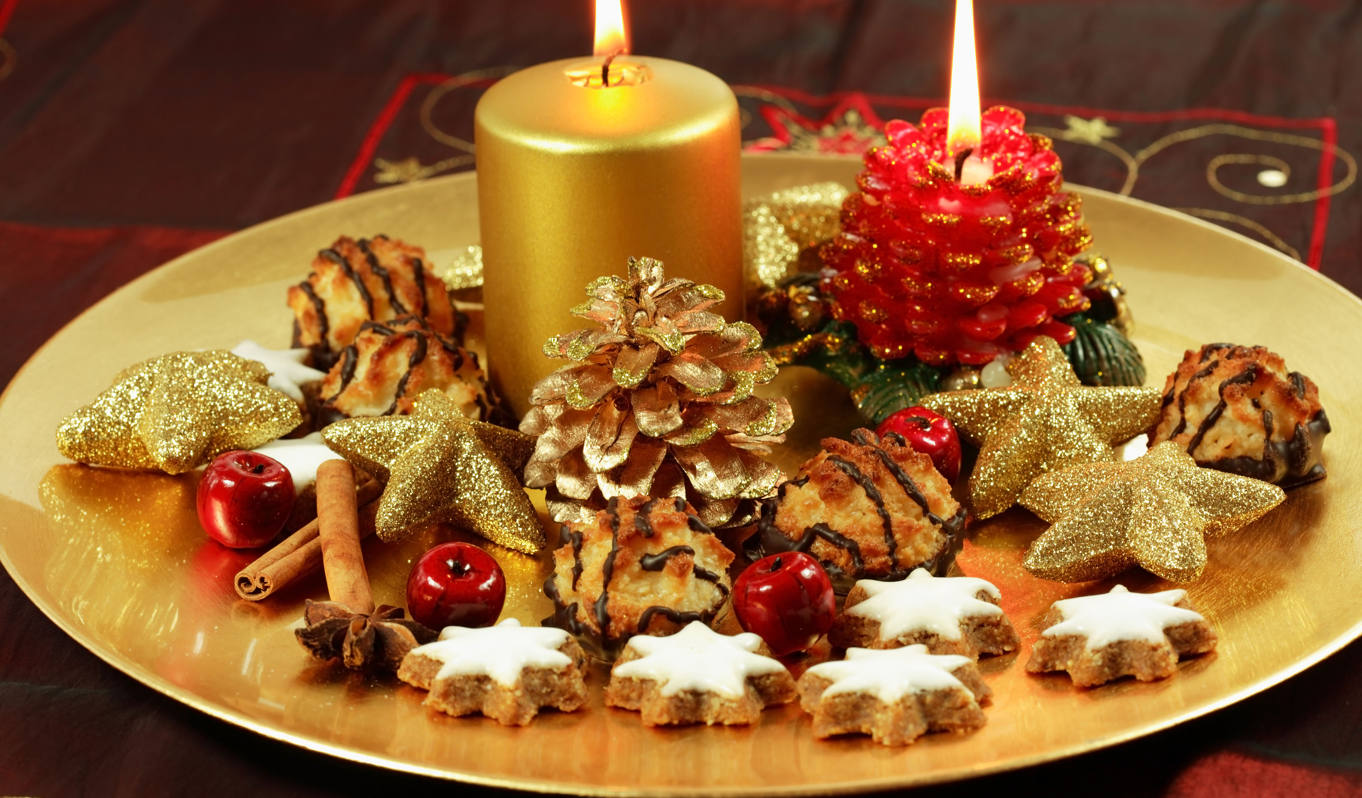 Julepynt og kager på fad