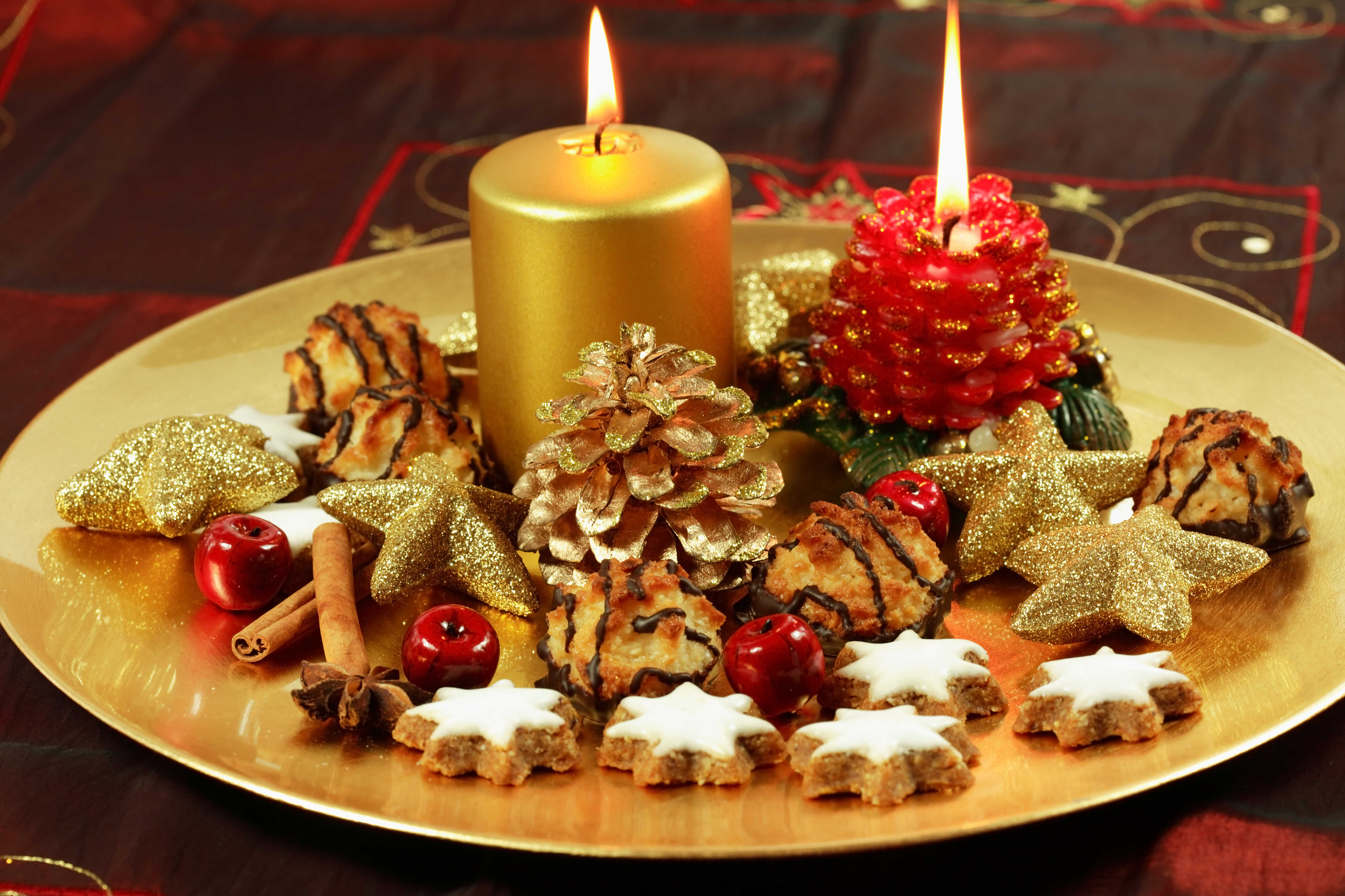 Julepynt og kager på fad