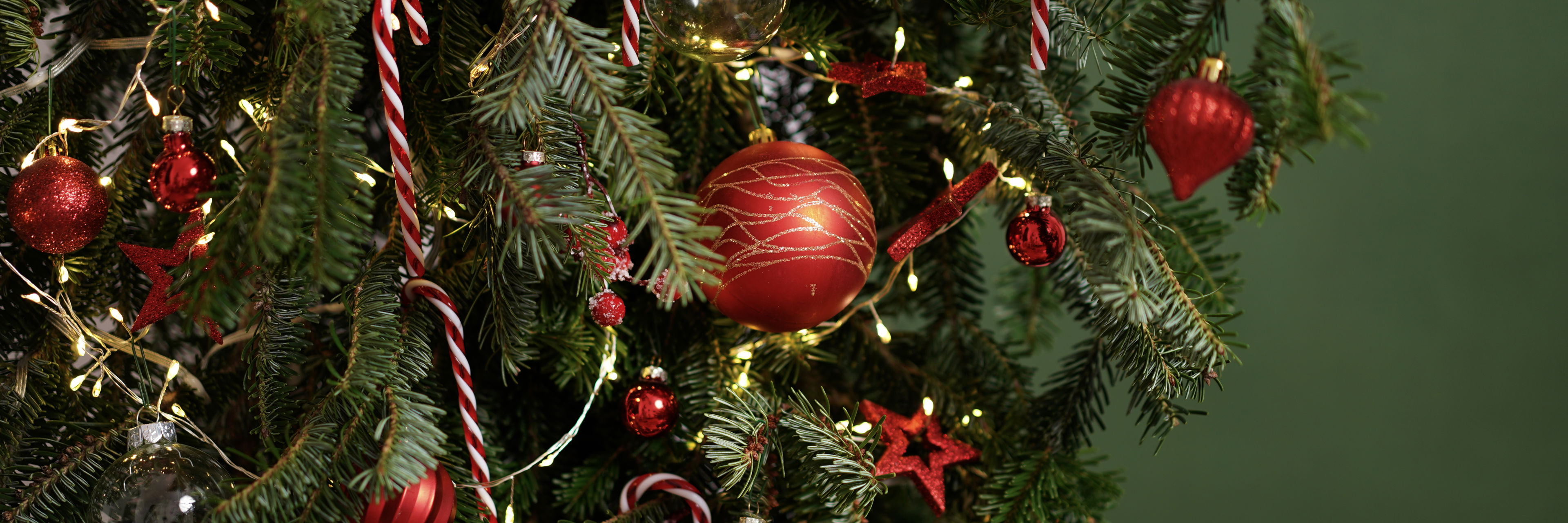 Juletræ med rød julepynt