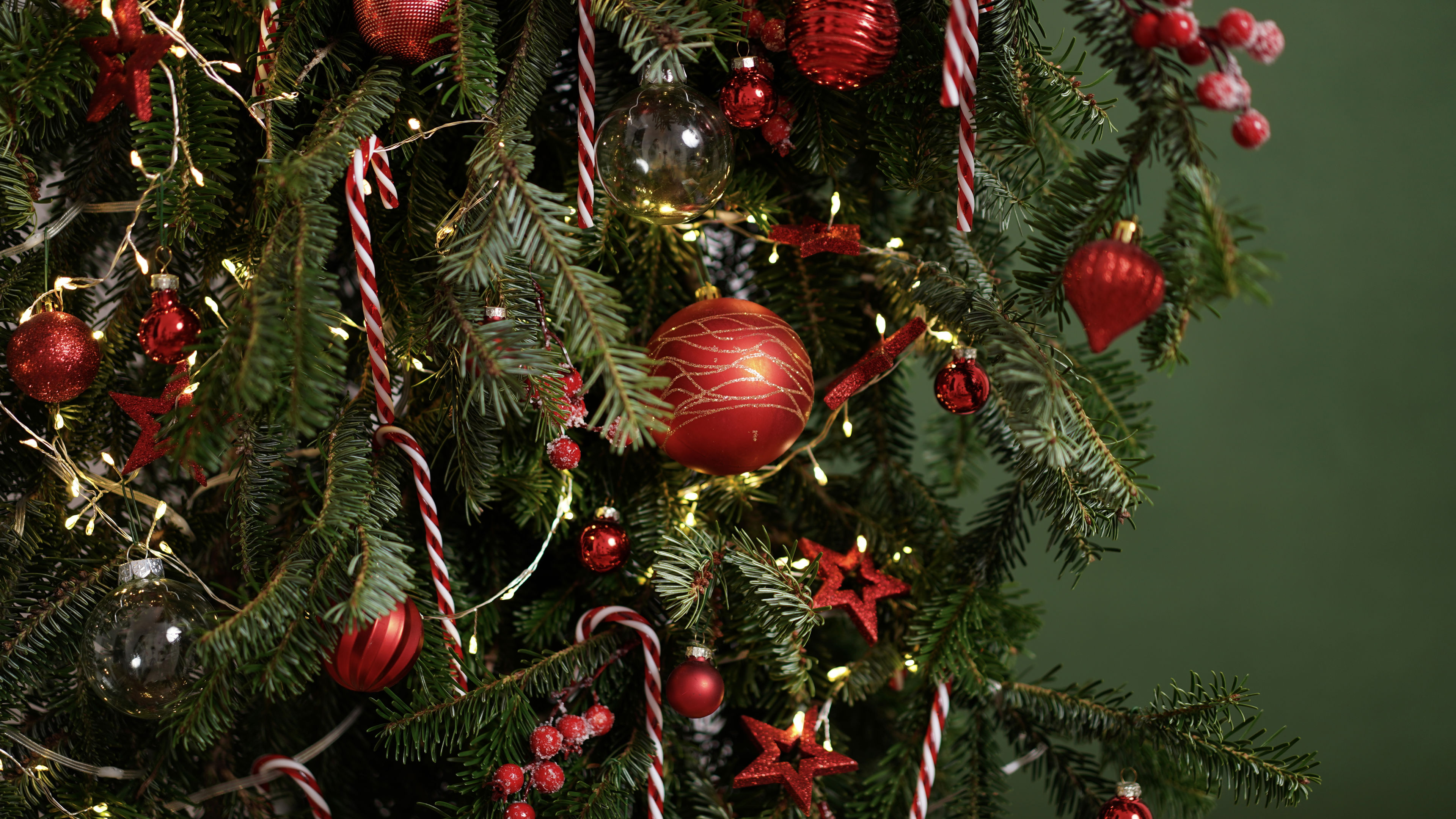 Juletræ med rød julepynt