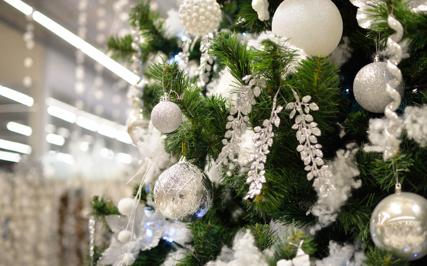 Juletræ med hvid og sølvfarvet julepynt