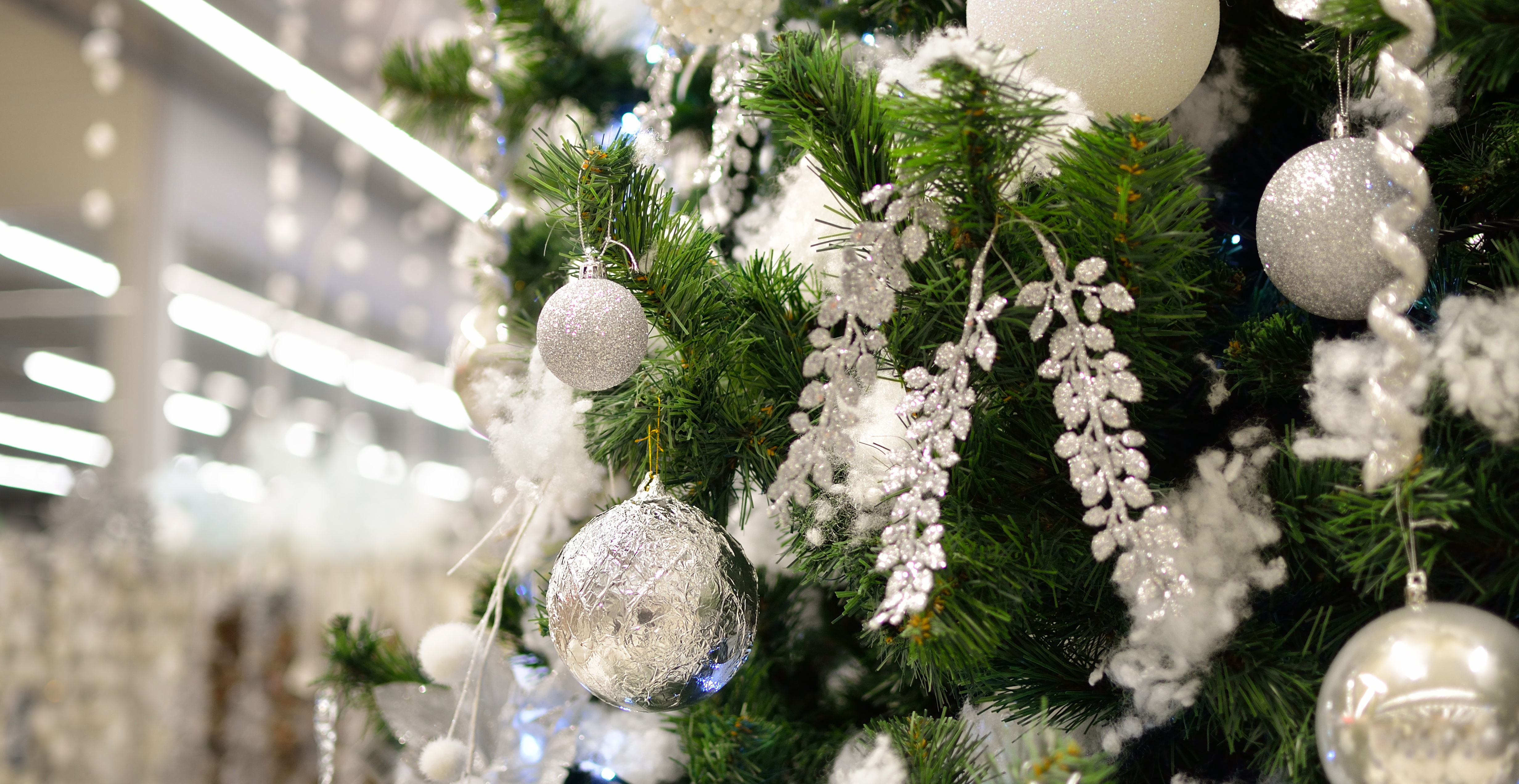 Juletræ med hvid og sølvfarvet julepynt