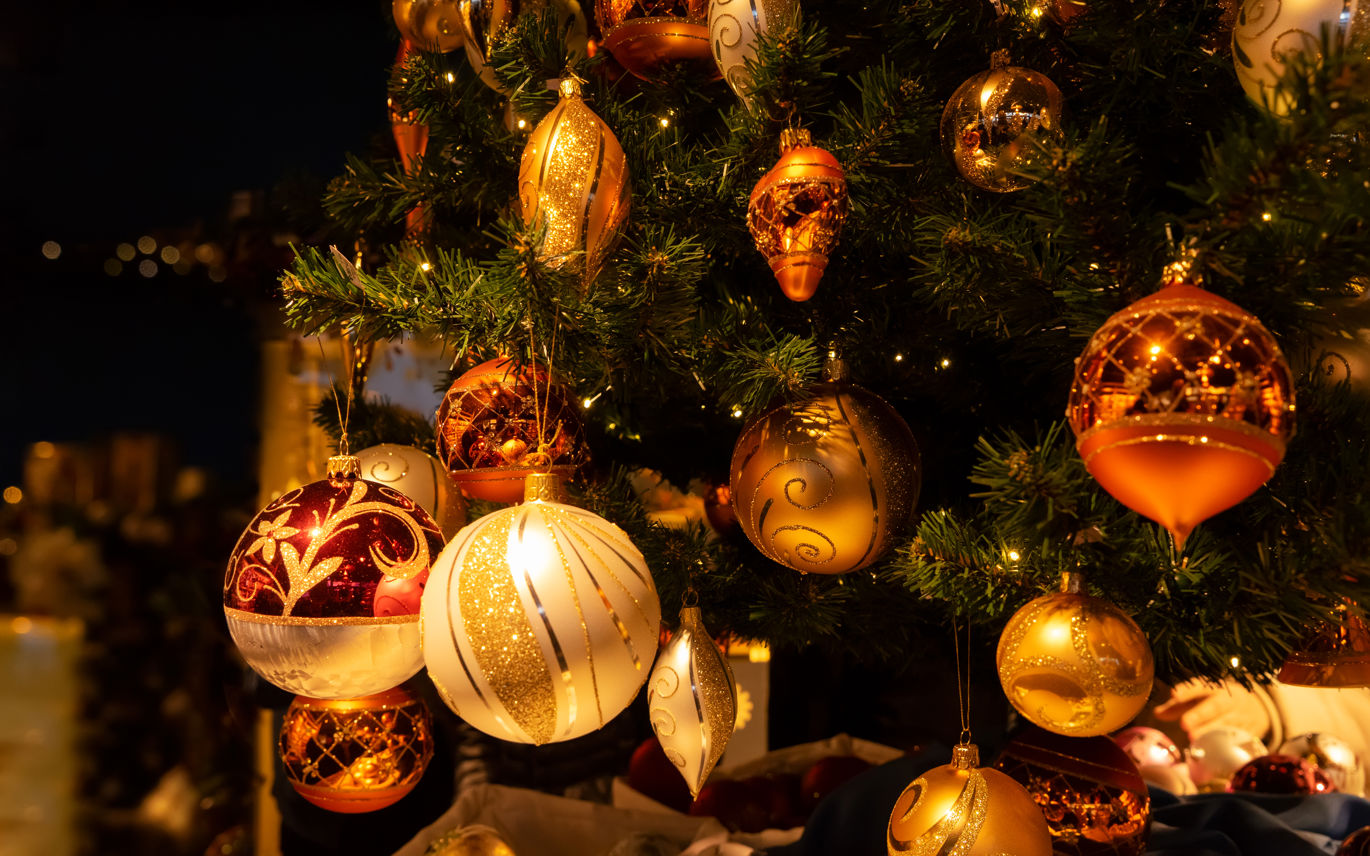 Julekugler på juletræ