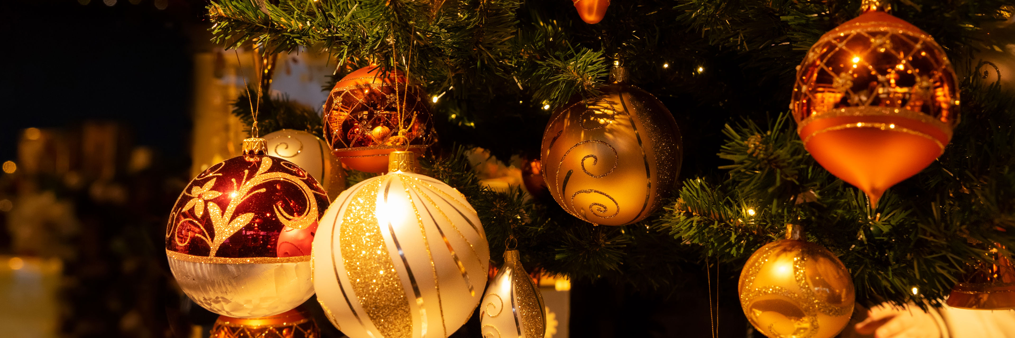 Julekugler på juletræ