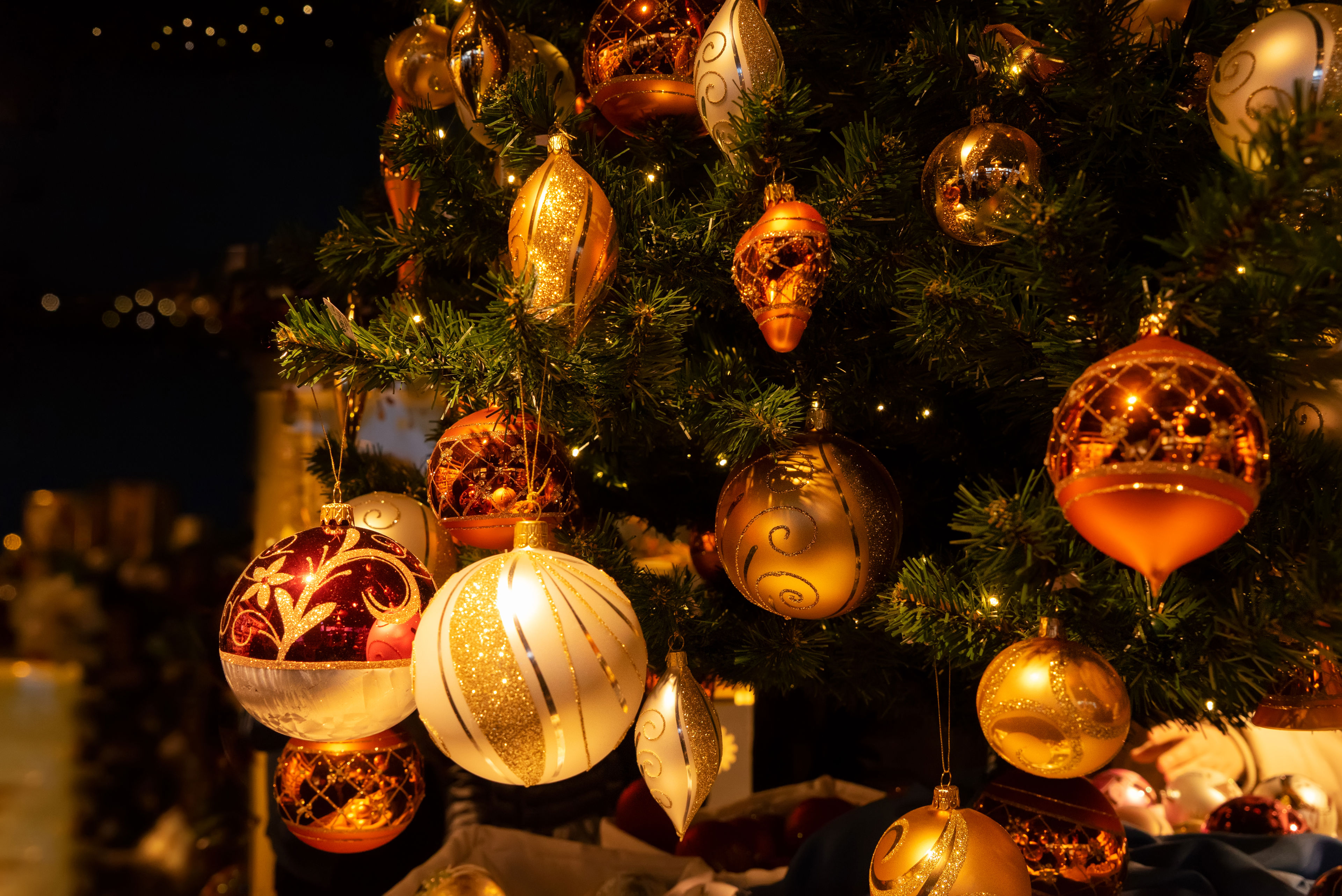 Julekugler på juletræ