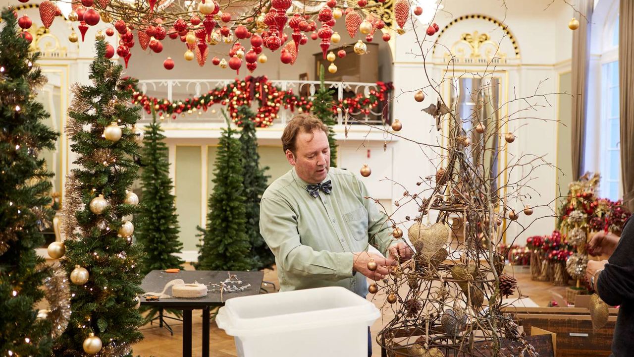 Bjarne Als laver juledekoration