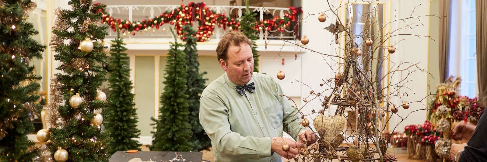 Bjarne Als laver juledekoration