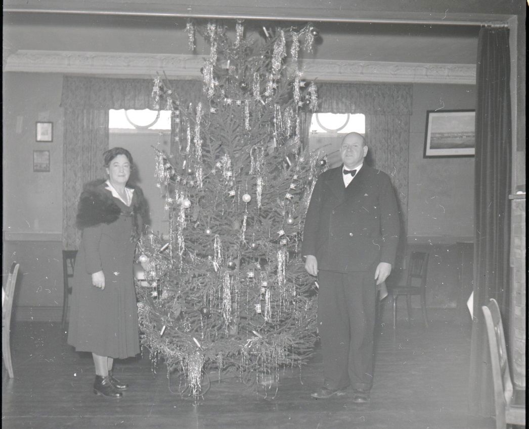 Fru Nielsen og hendes mand ved deres juletræ på restaurant Gl. Toldbod i 1945