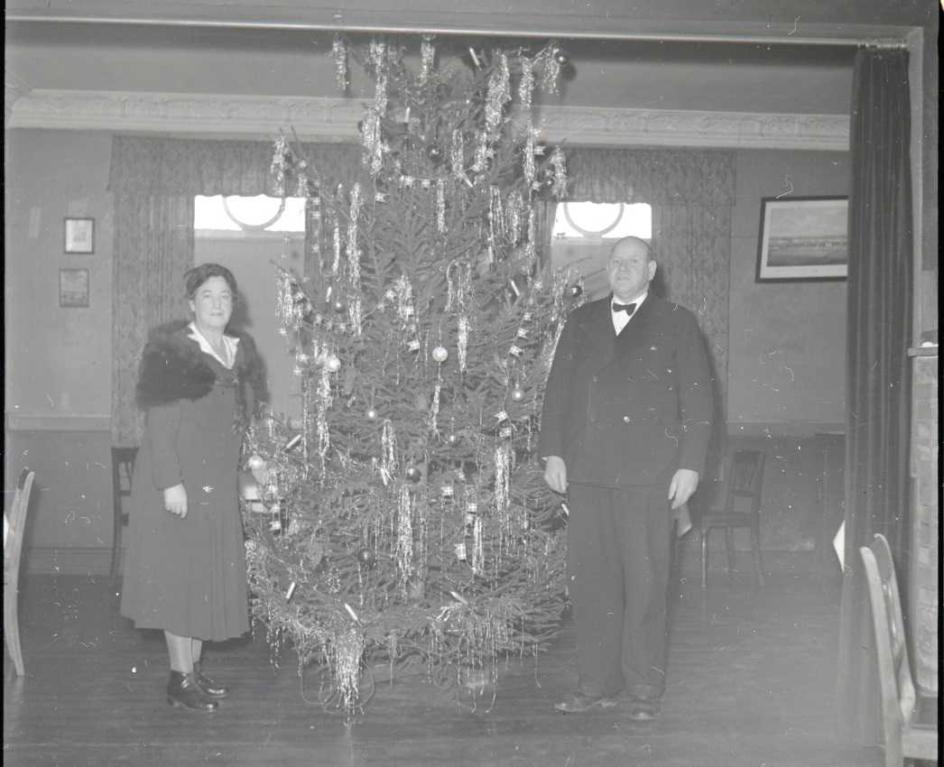 Fru Nielsen og hendes mand ved deres juletræ på restaurant Gl. Toldbod i 1945