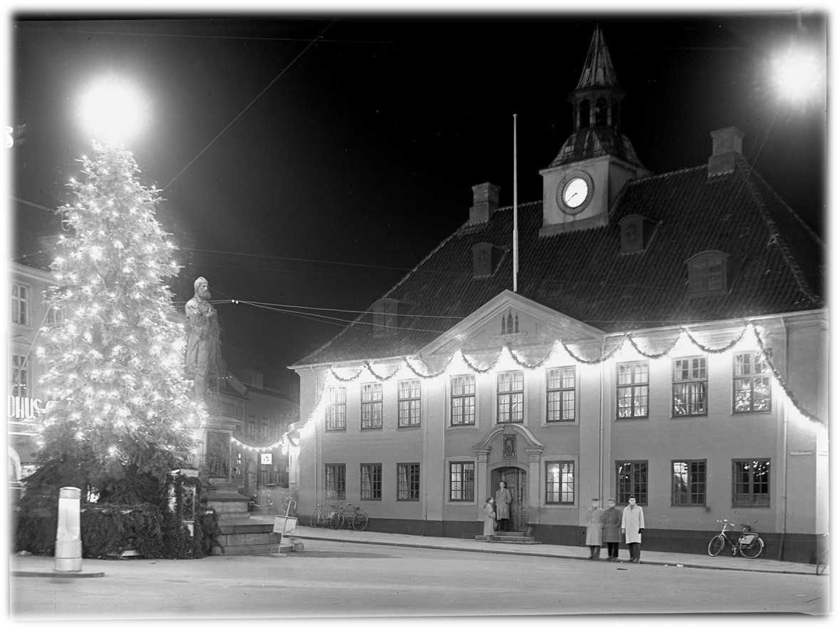 Et stort juletræ på Rådhustorvet og Rådhuset pyntet op til jul i 1953