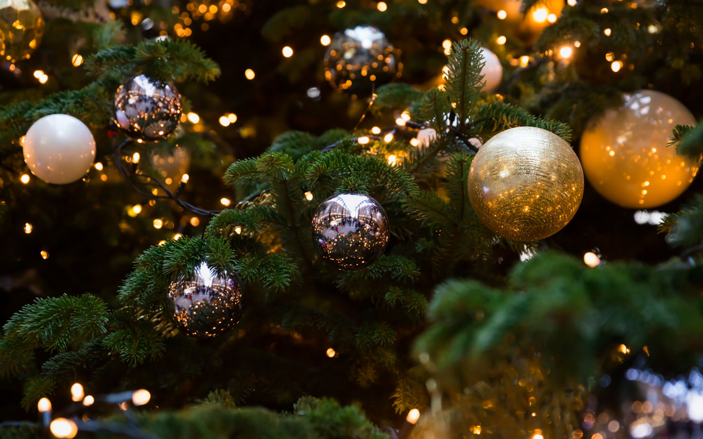 Julekugler på juletræ