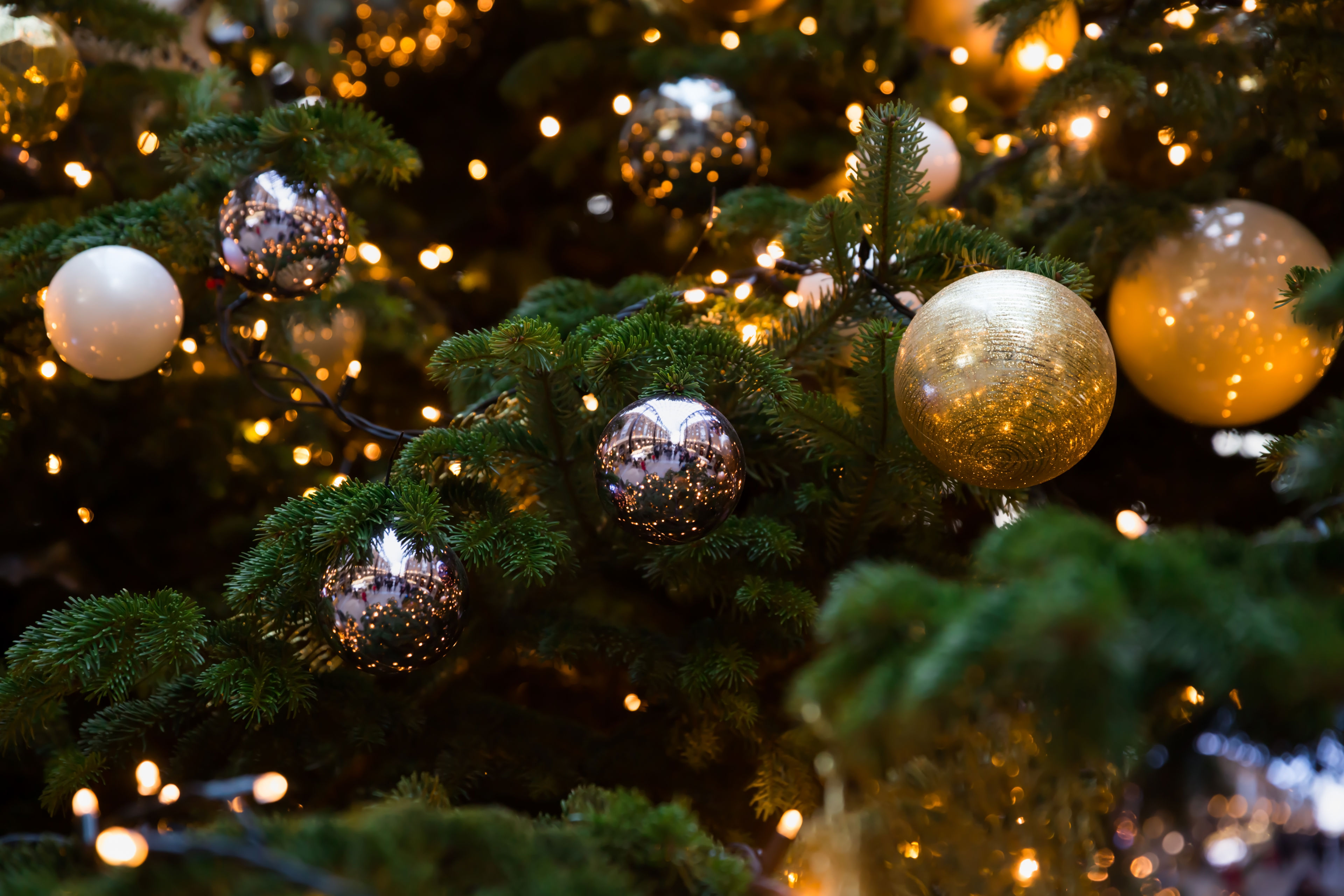 Julekugler på juletræ