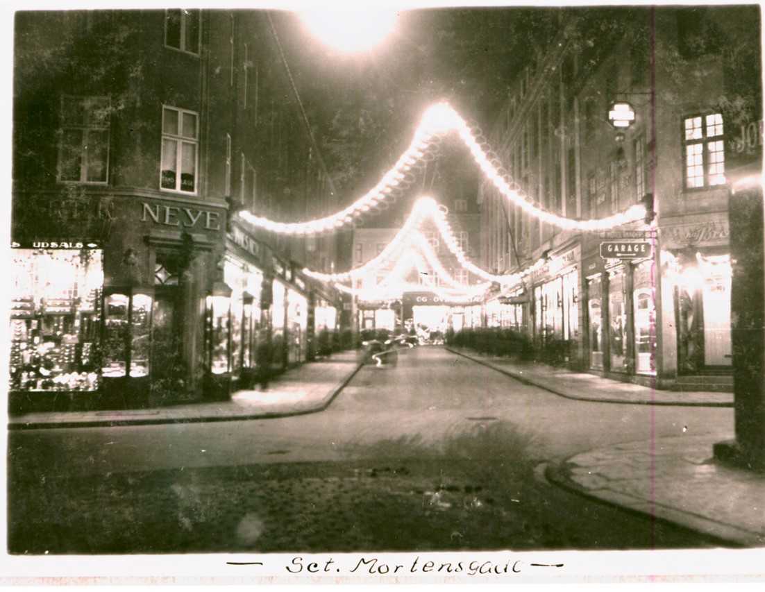Første granguirlander med elektrisk lys i Randers i 1930 på Sct. Mortens Gade