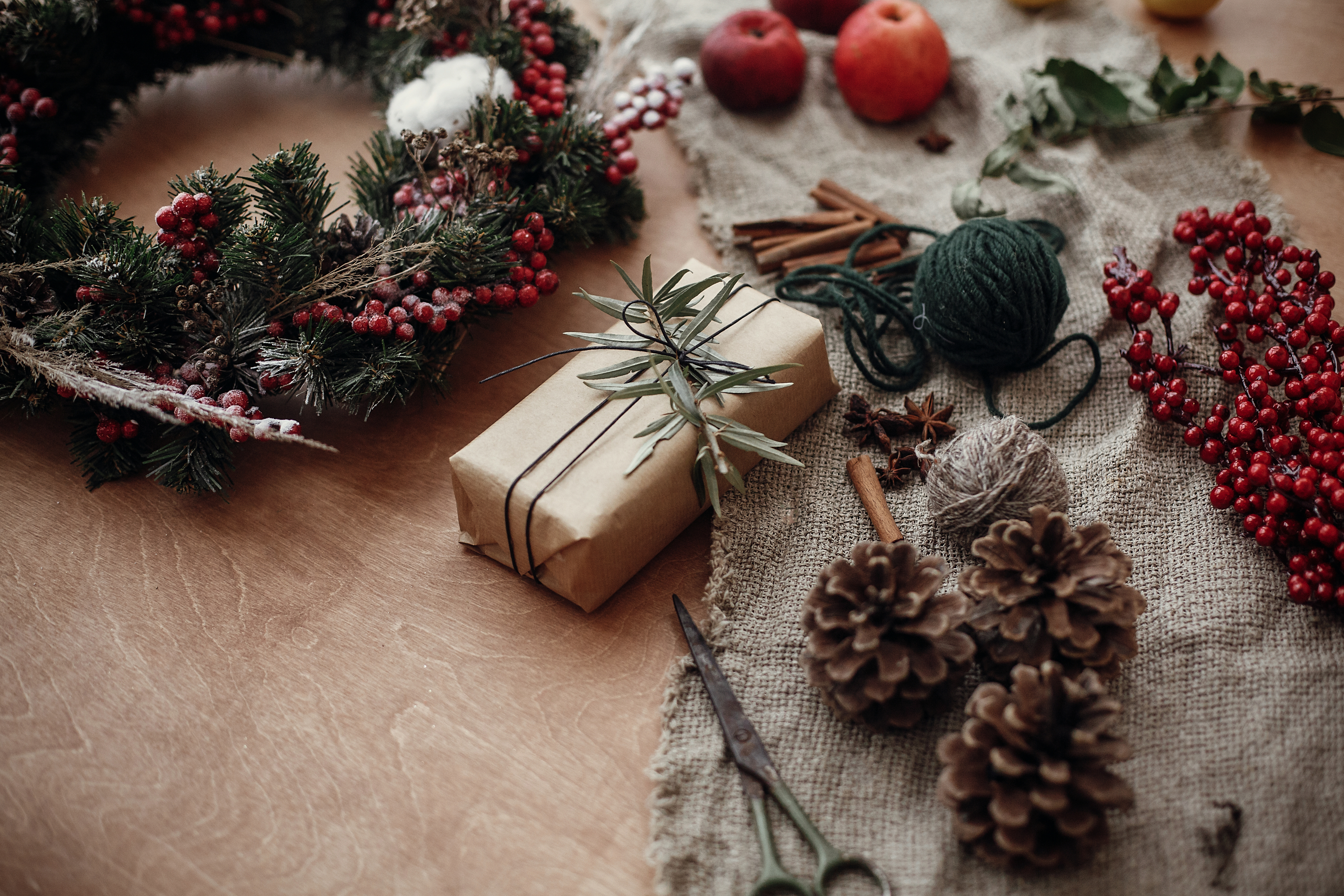 Gave, julekrans og andet pynt