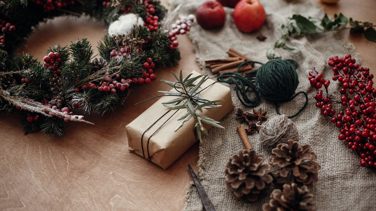 Gave, julekrans og andet pynt