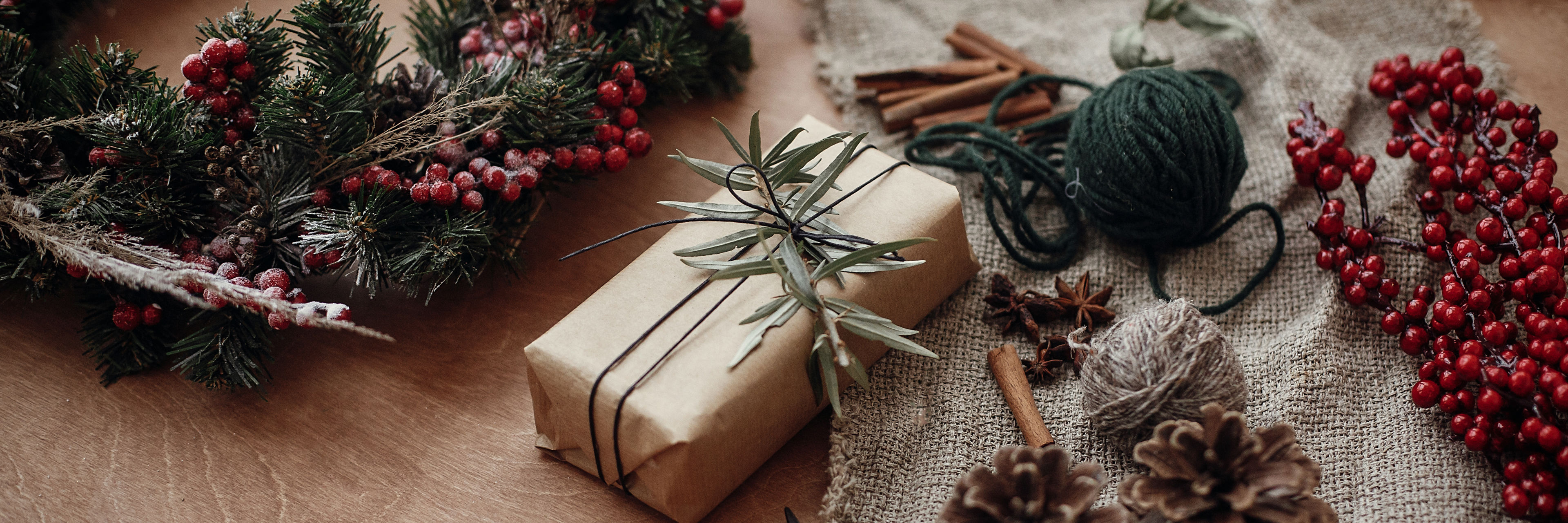 Gave, julekrans og andet pynt