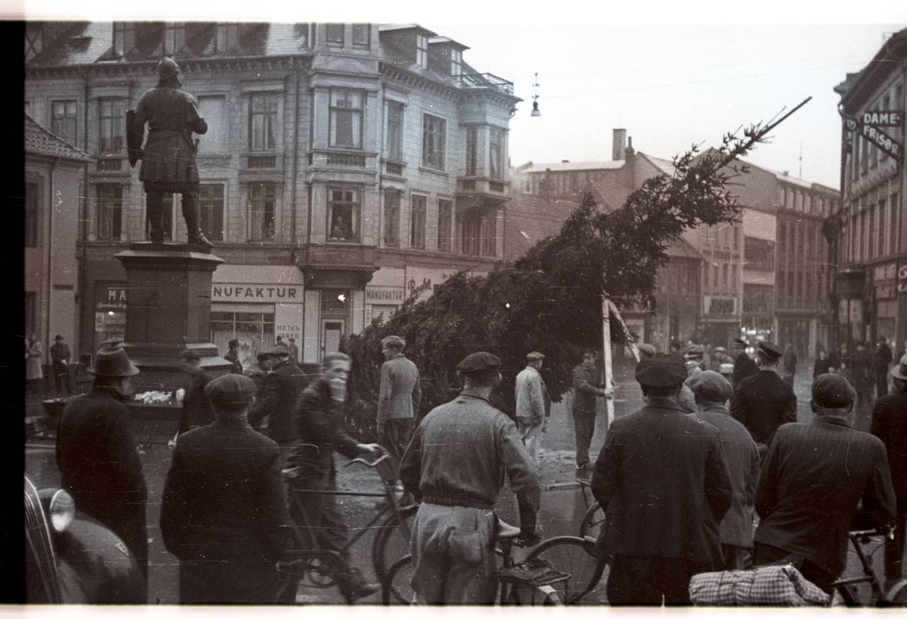 Juletræet rejses på Rådhustorvet den 4. december 1945