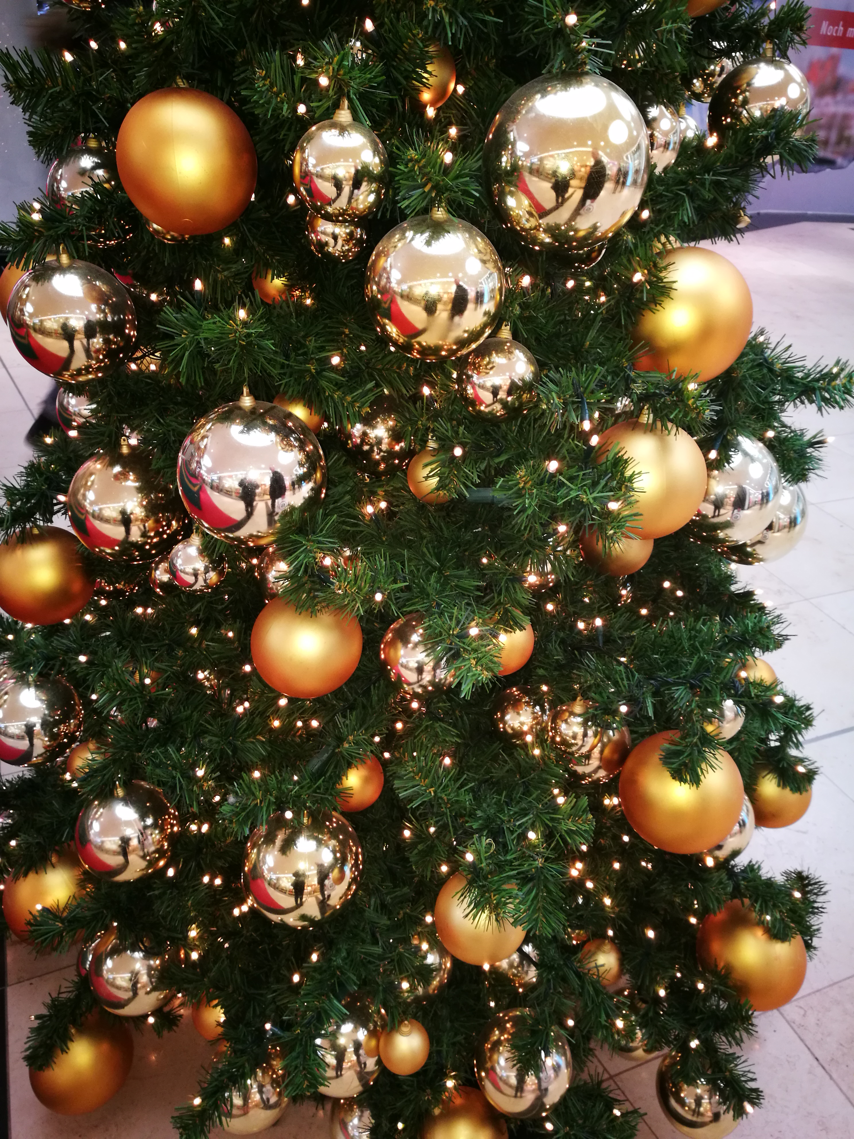 Juletræ med julekugler