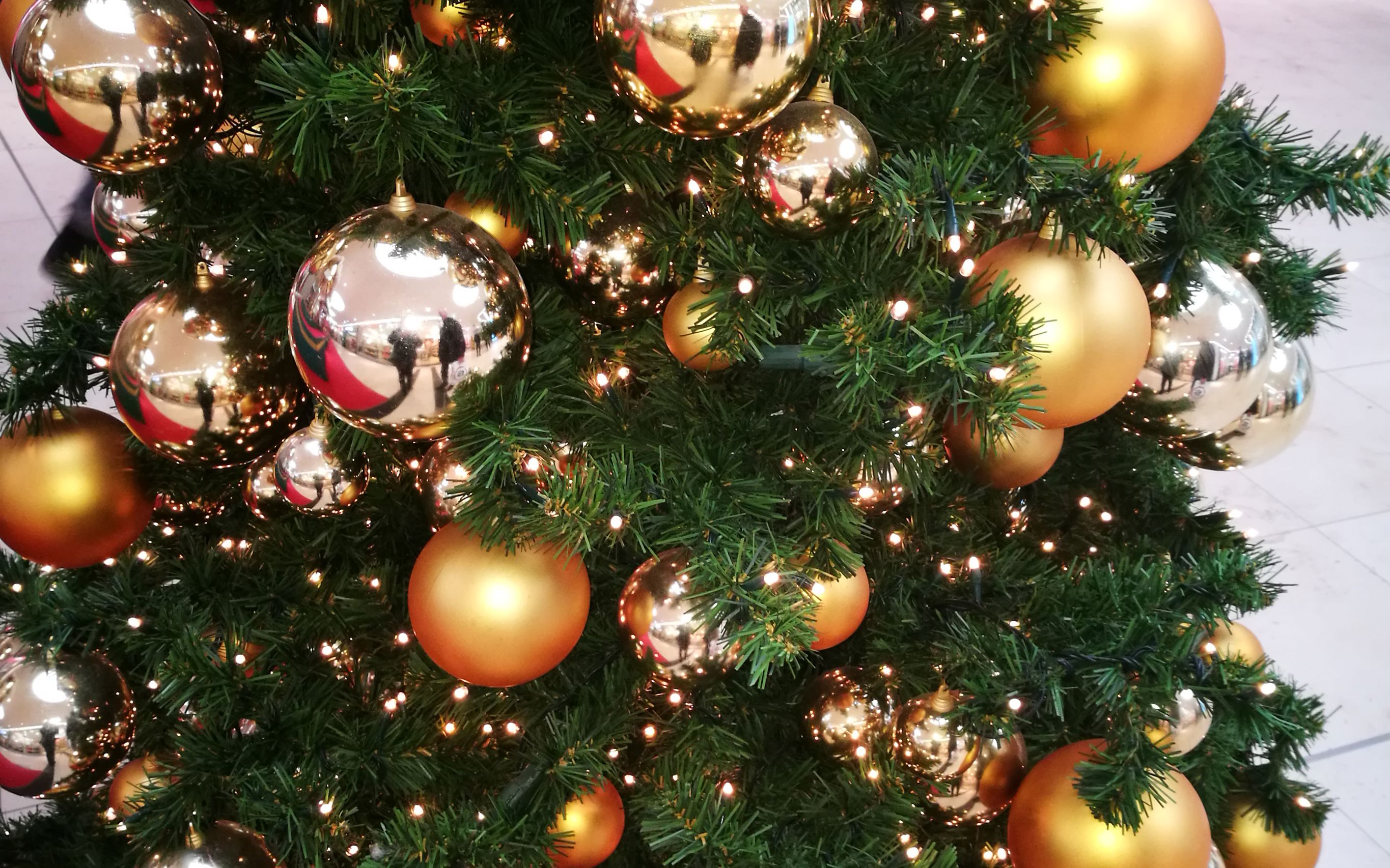 Juletræ med julekugler