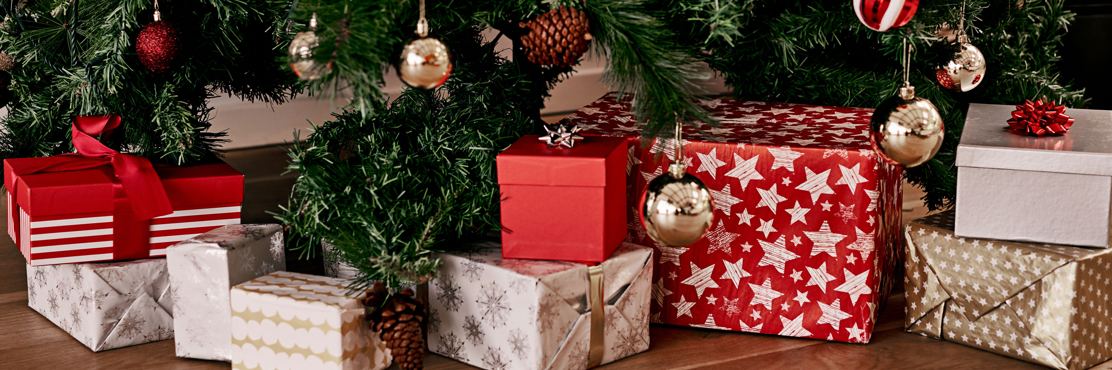 Julegaver under juletræ