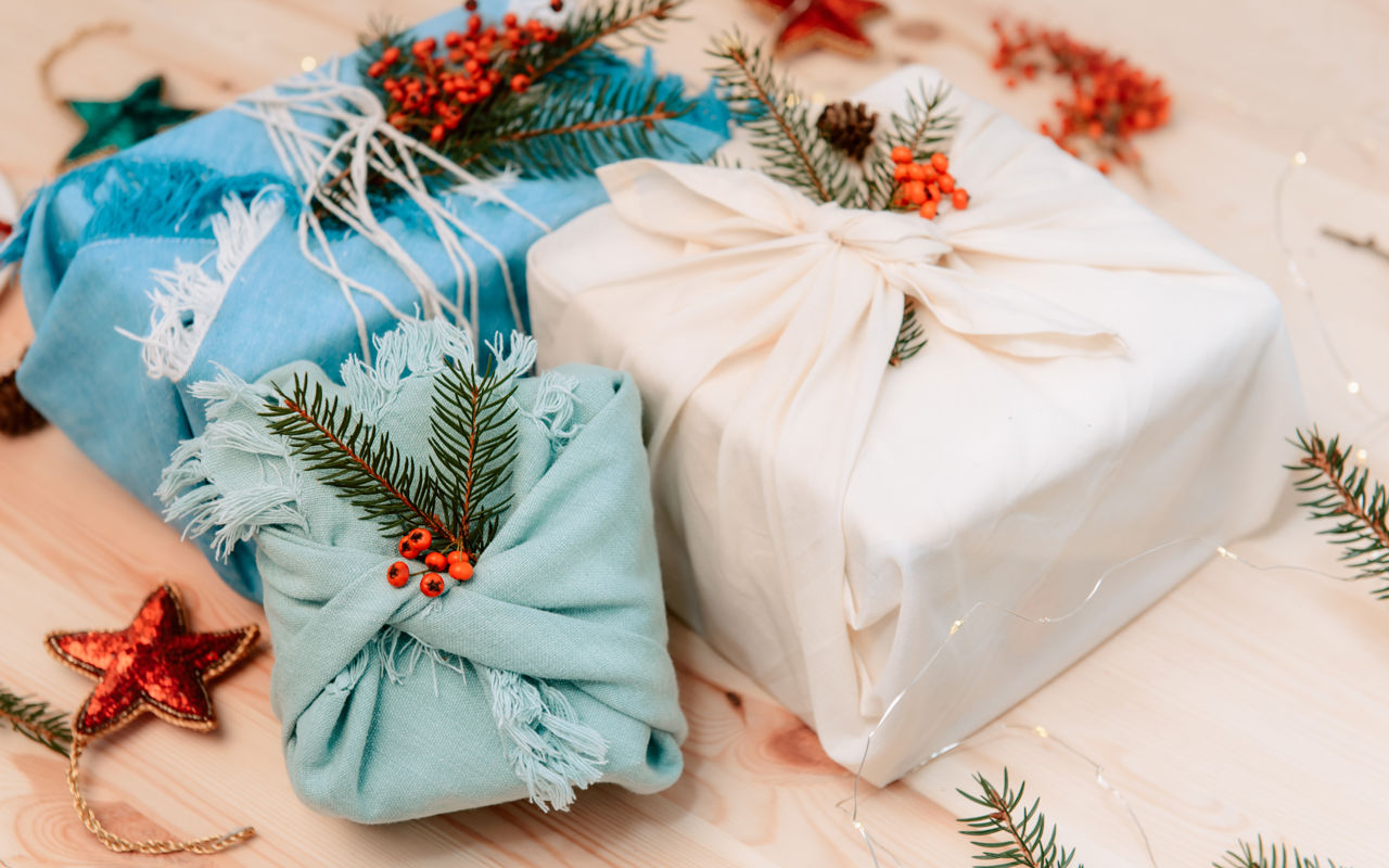 Julegaver pakket ind i stof