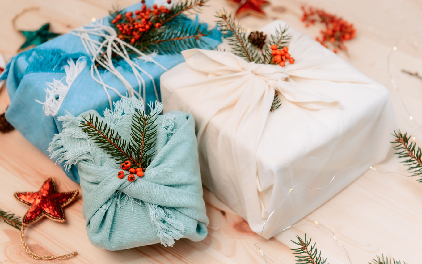 Julegaver pakket ind i stof