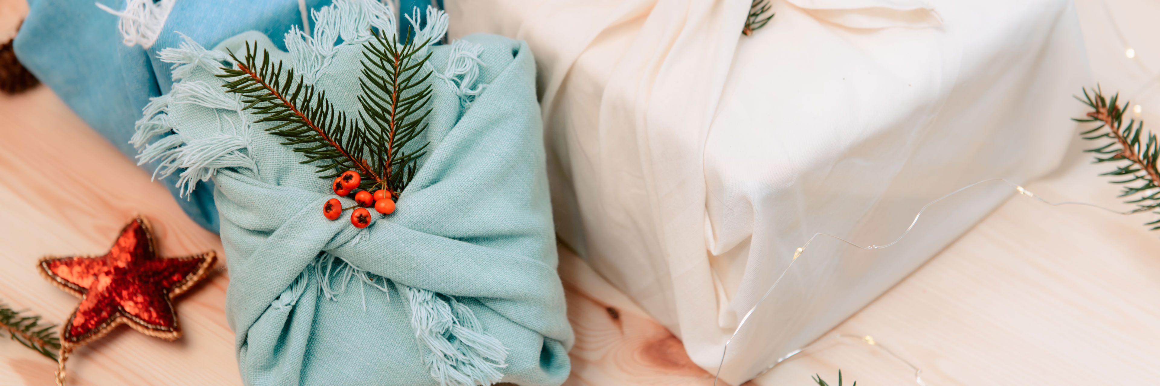 Julegaver pakket ind i stof