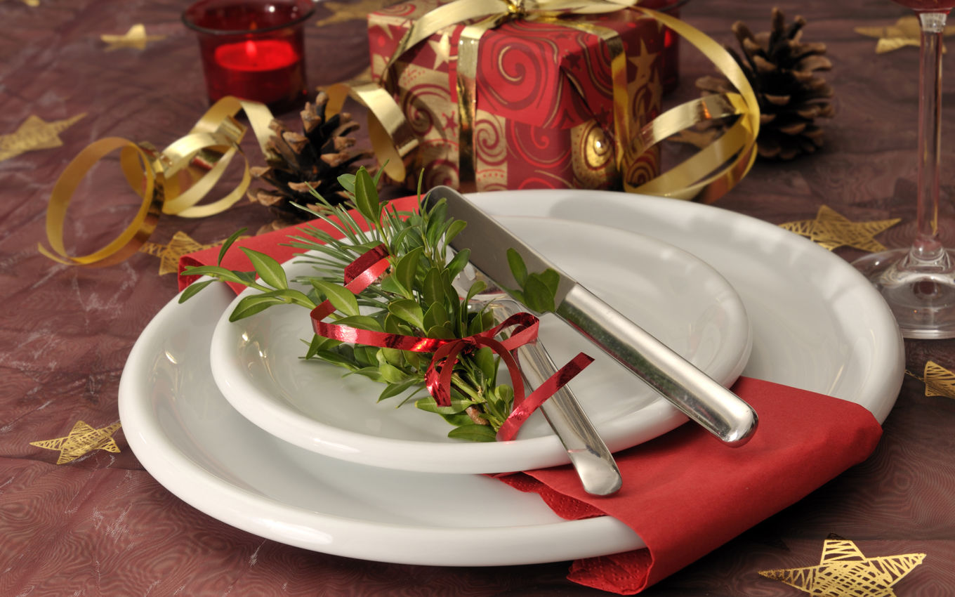 Tallerken og julepynt på bord