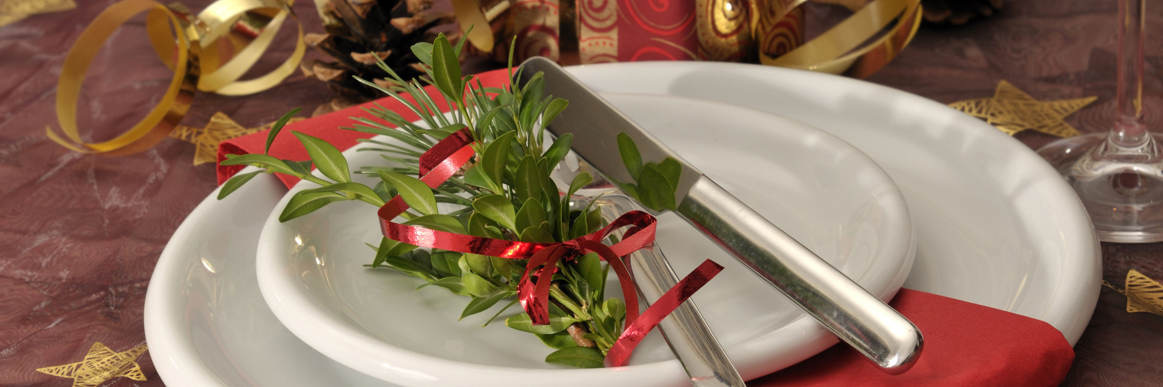 Tallerken og julepynt på bord