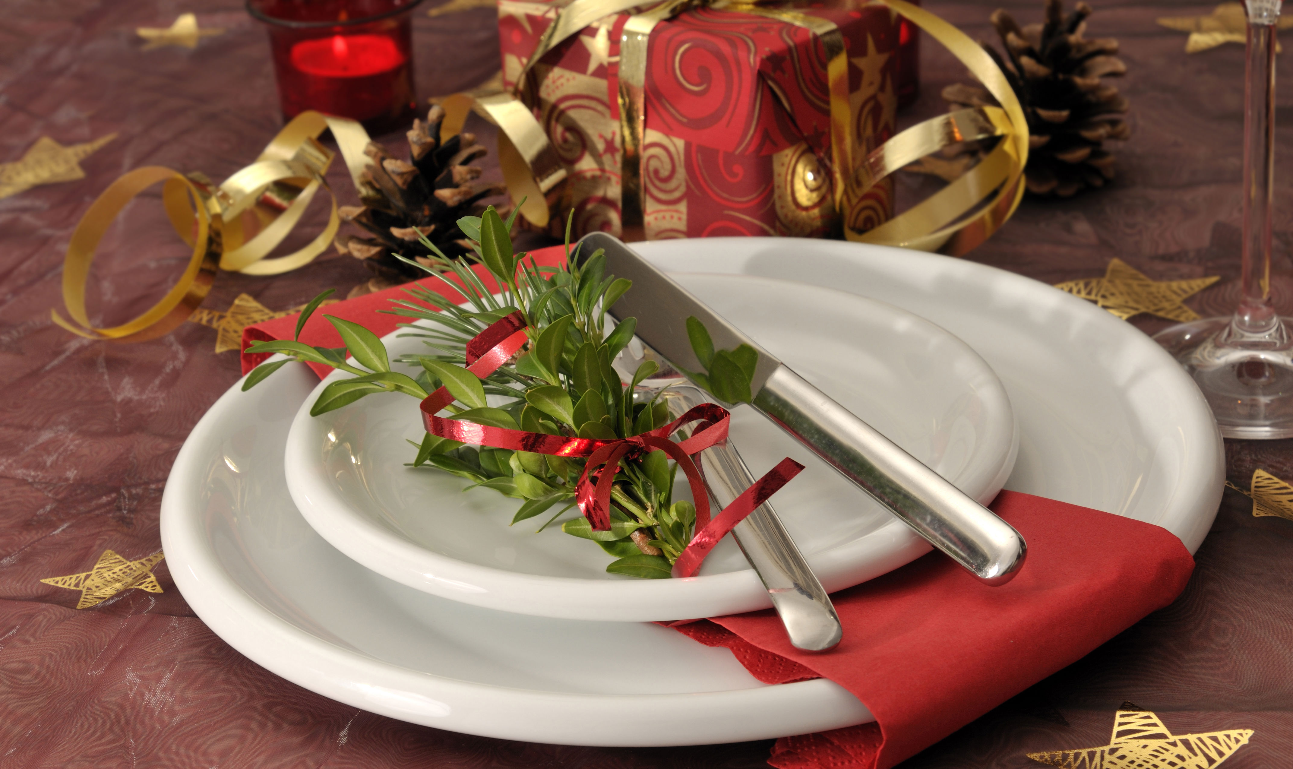 Tallerken og julepynt på bord