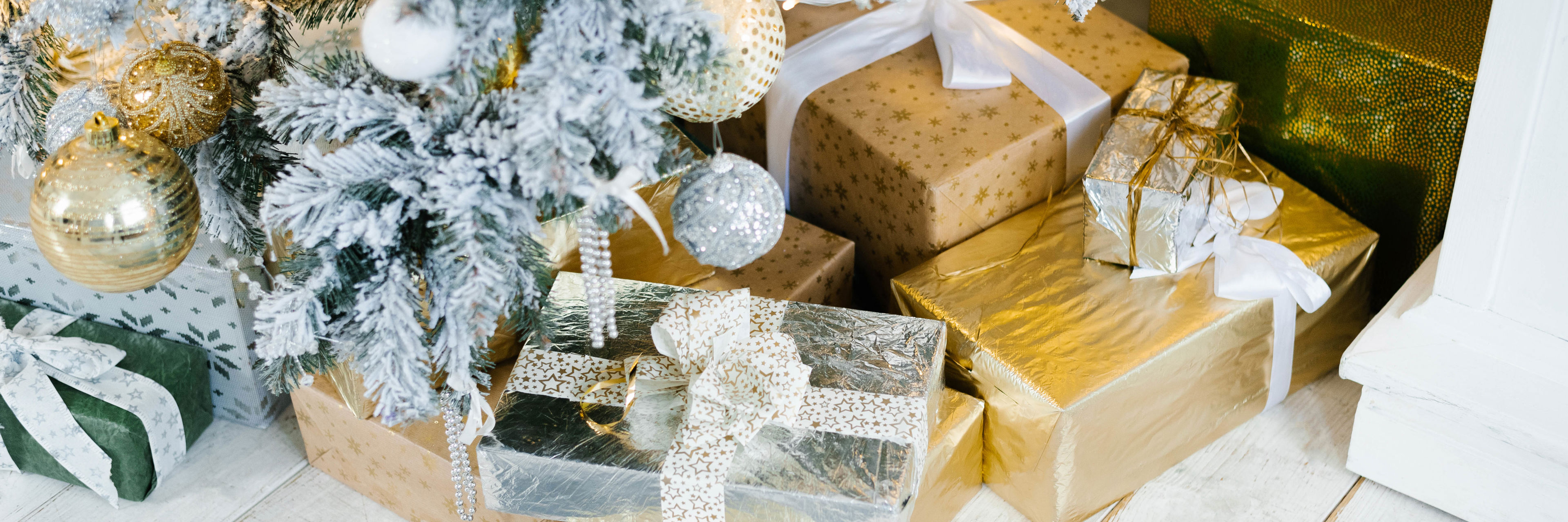 Julegaver under juletræ