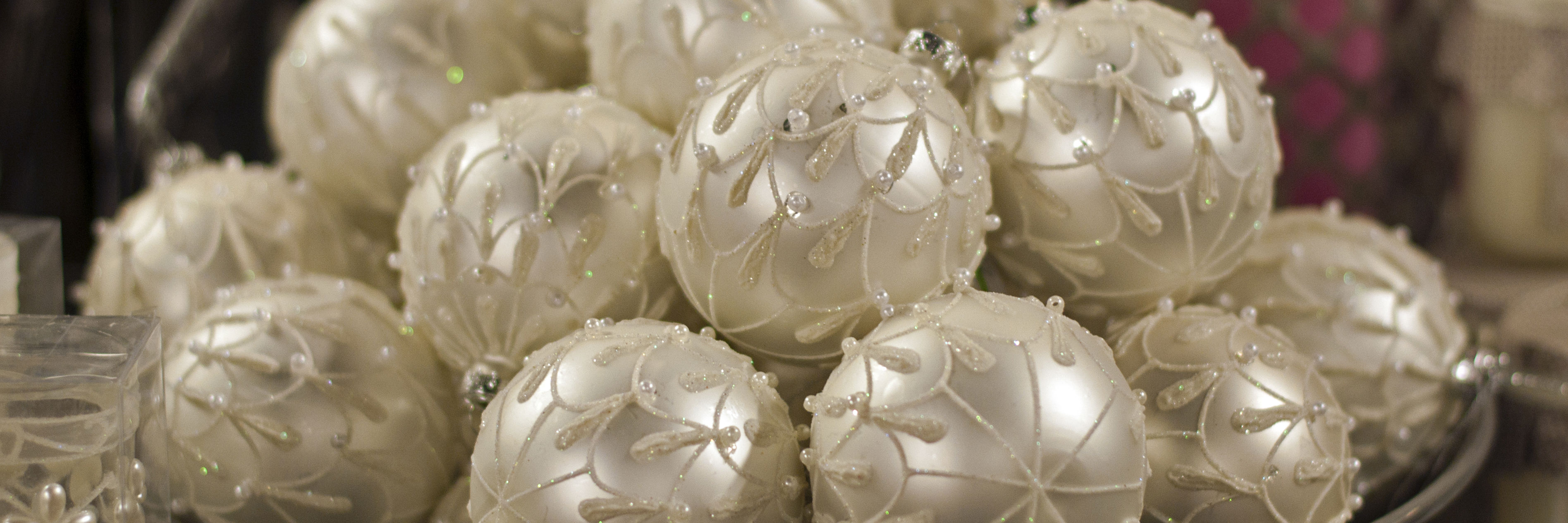 Julekugler med perler og glimmer