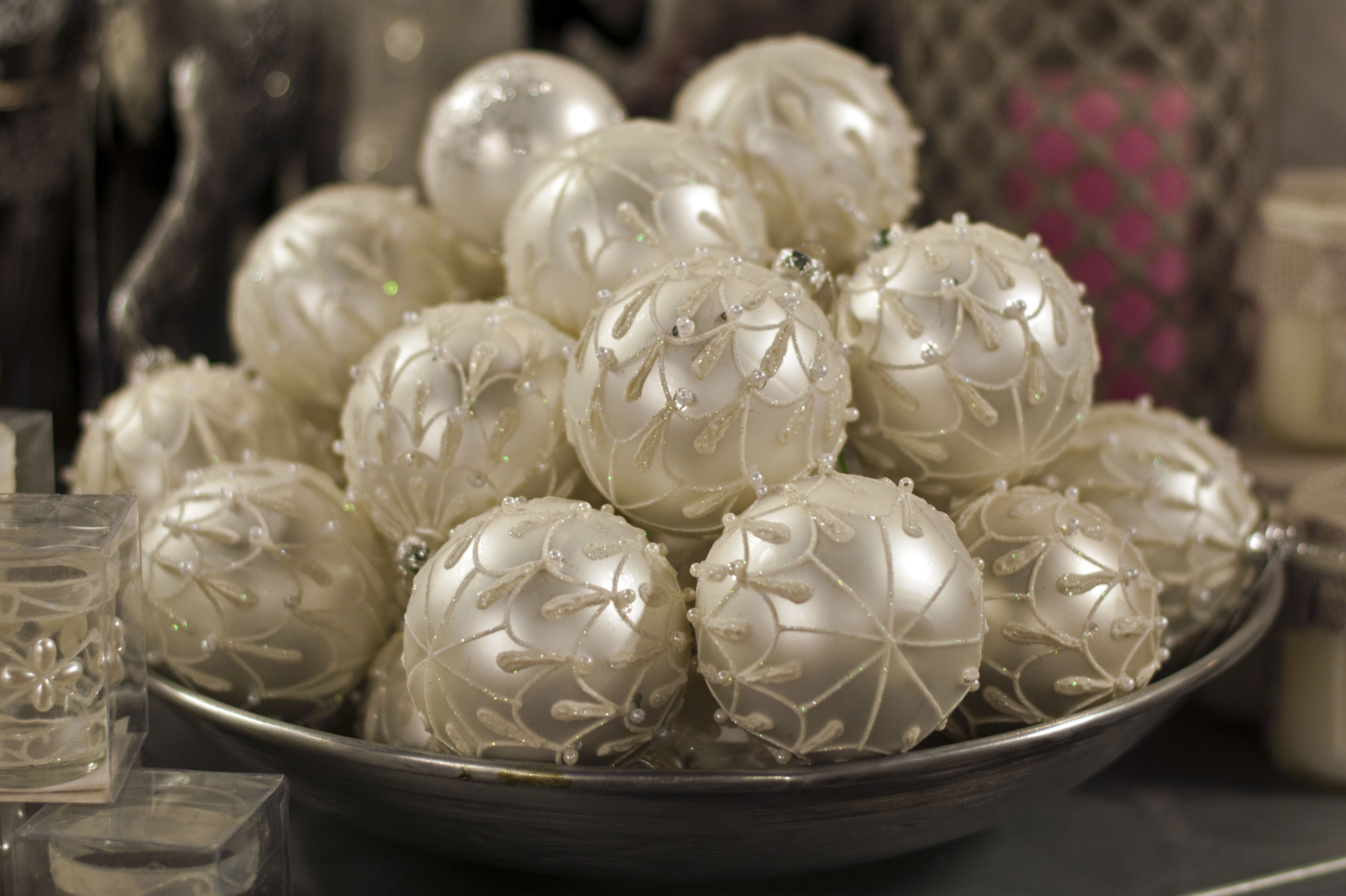 Julekugler med perler og glimmer