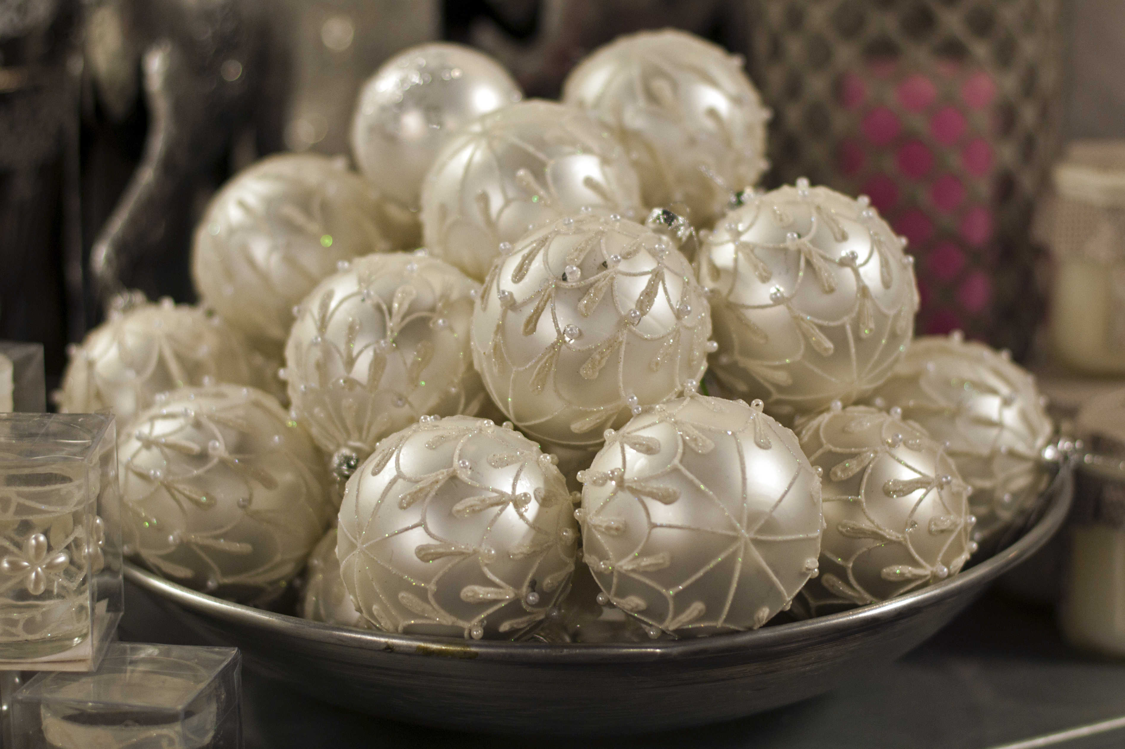 Julekugler med perler og glimmer