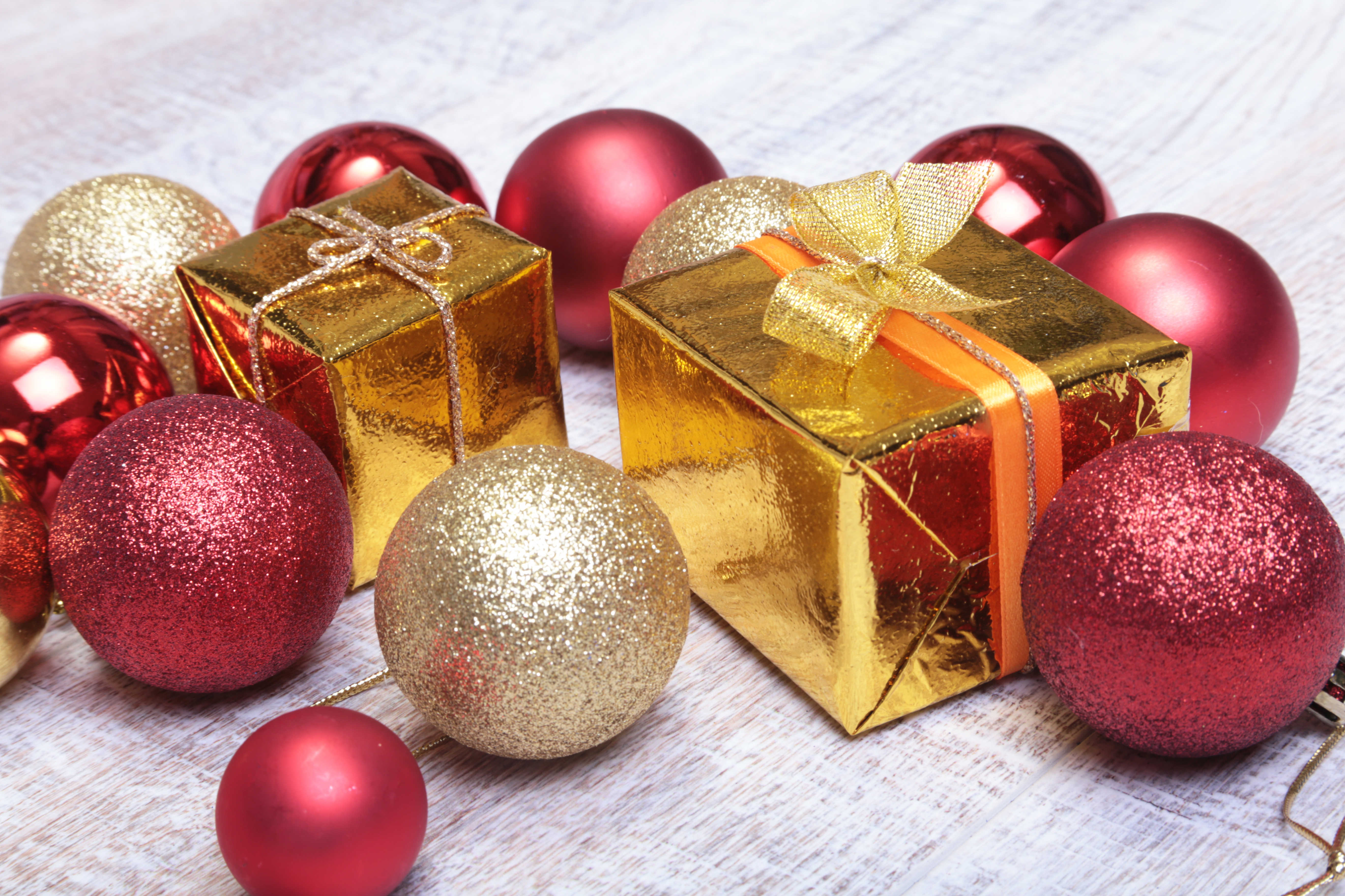 Julekugler og gaver