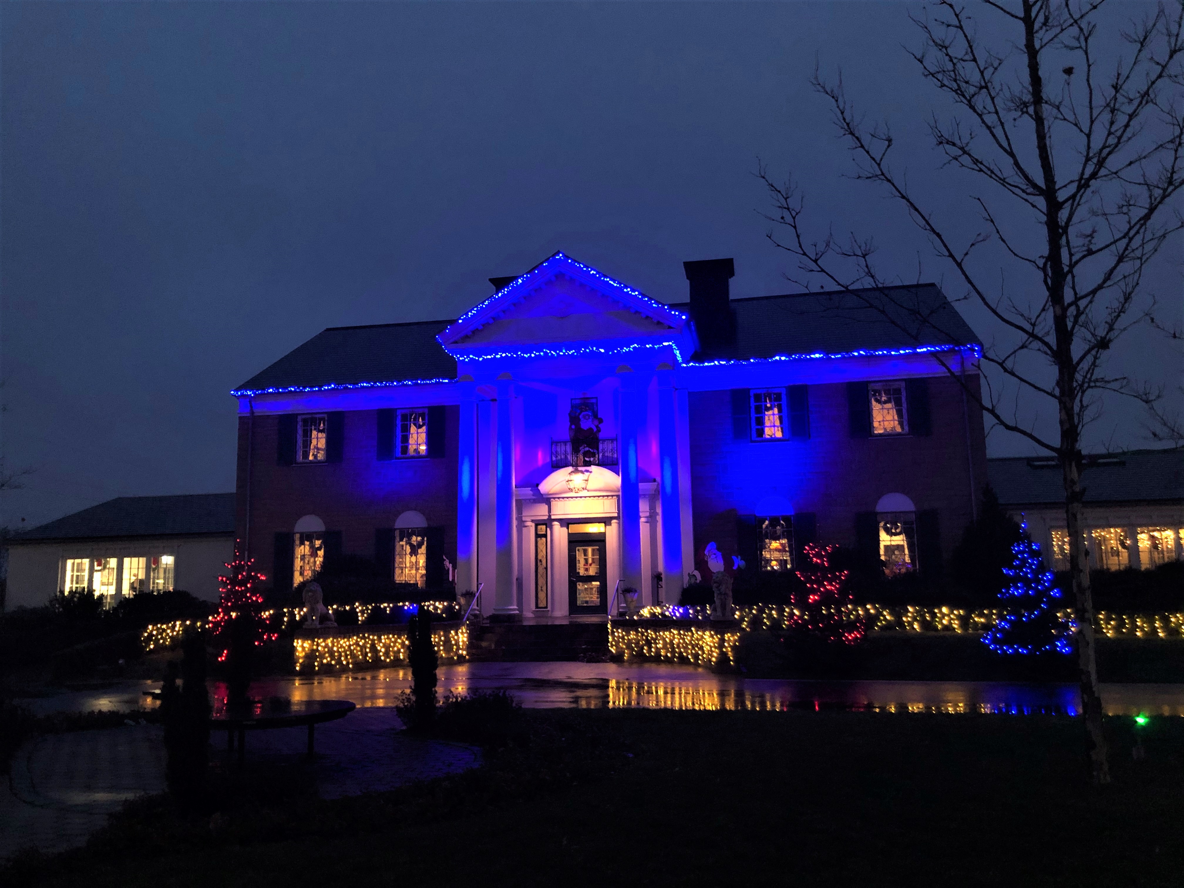 Memphis Mansion med julelys