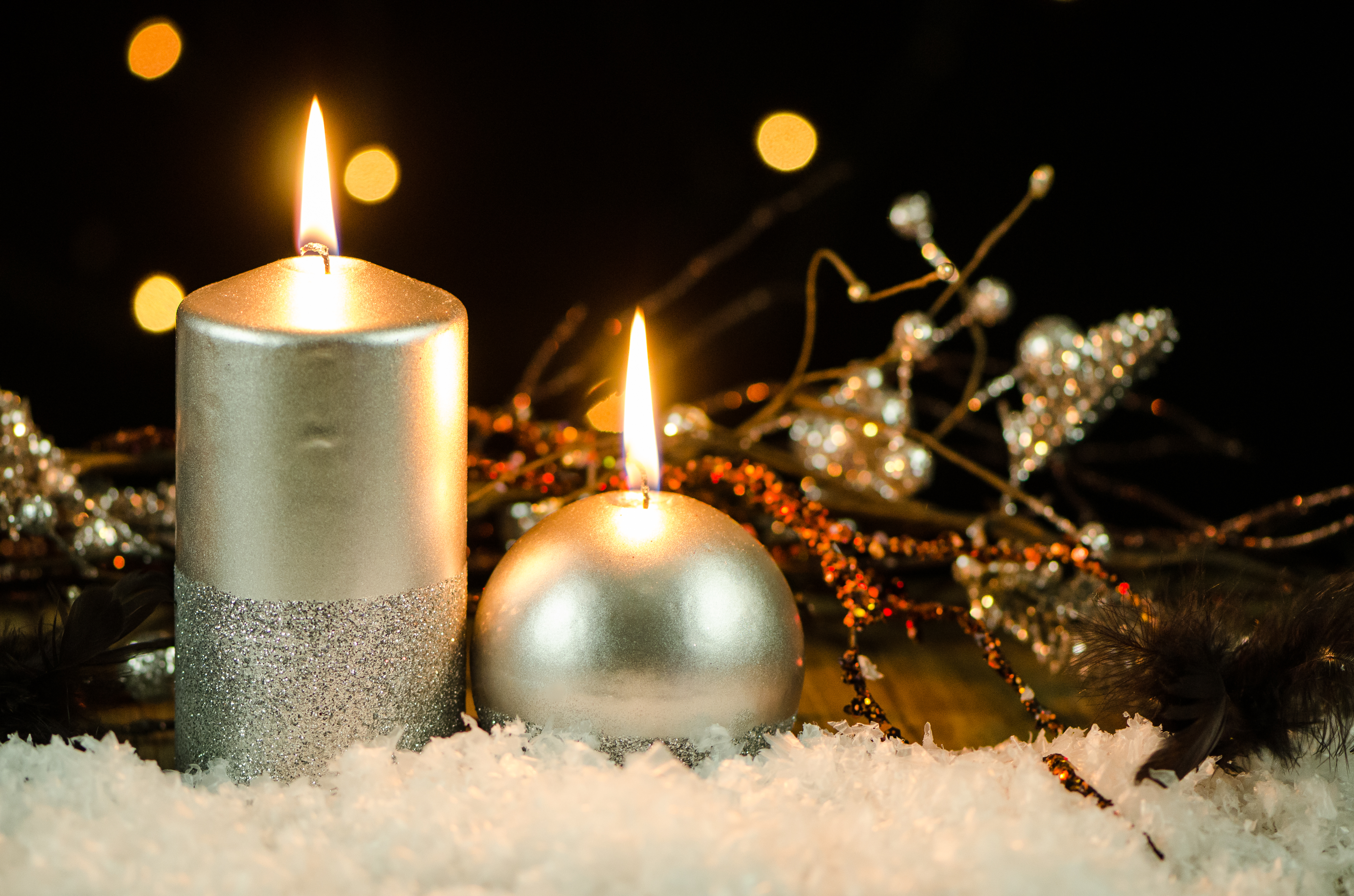 Lys og glitrende julepynt