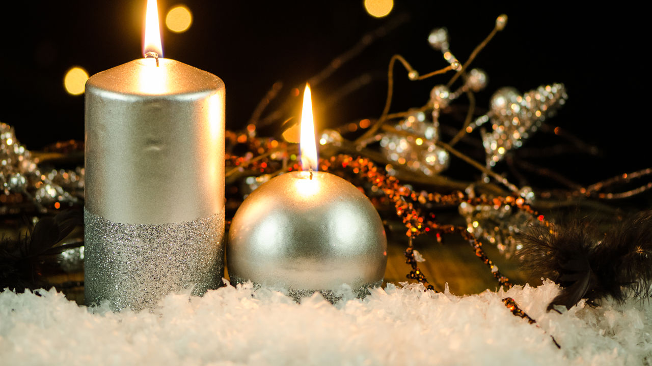 Lys og glitrende julepynt