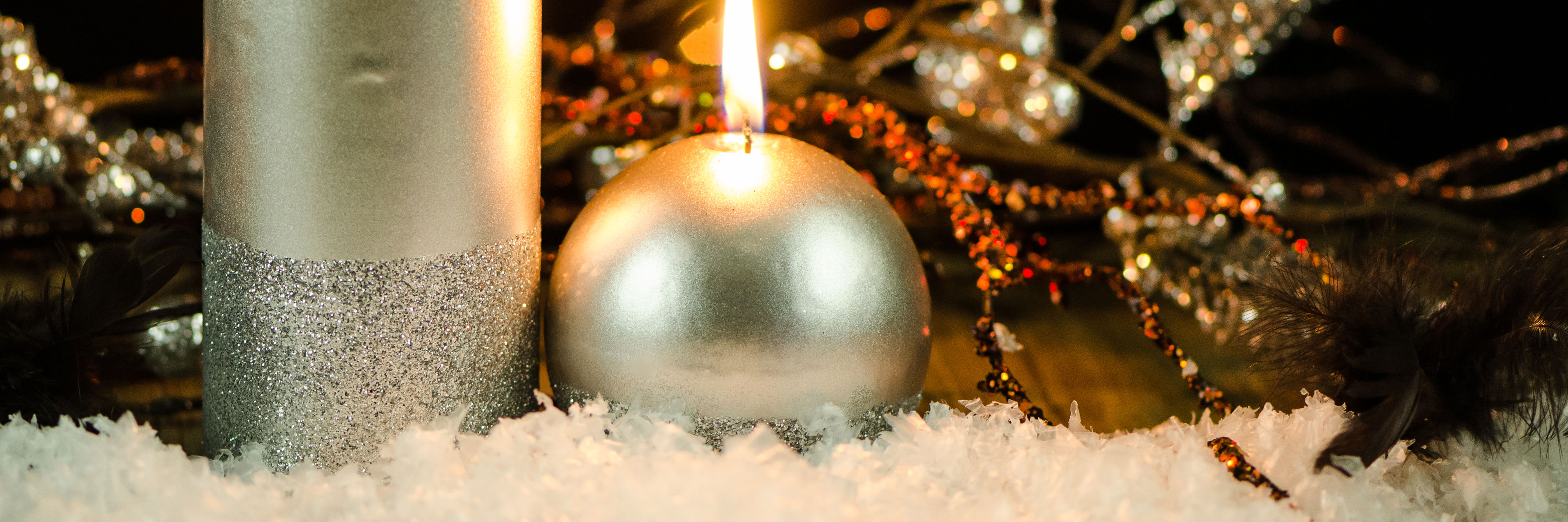 Lys og glitrende julepynt