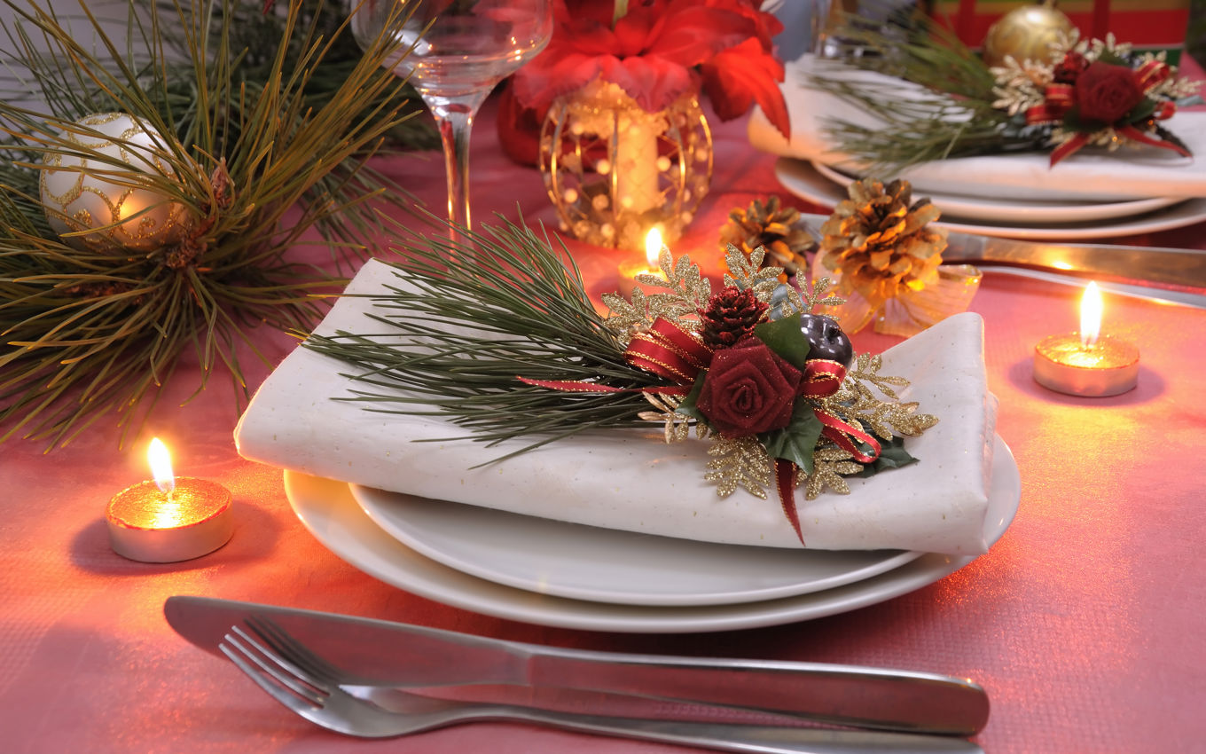 Tallerken og julepynt på bord