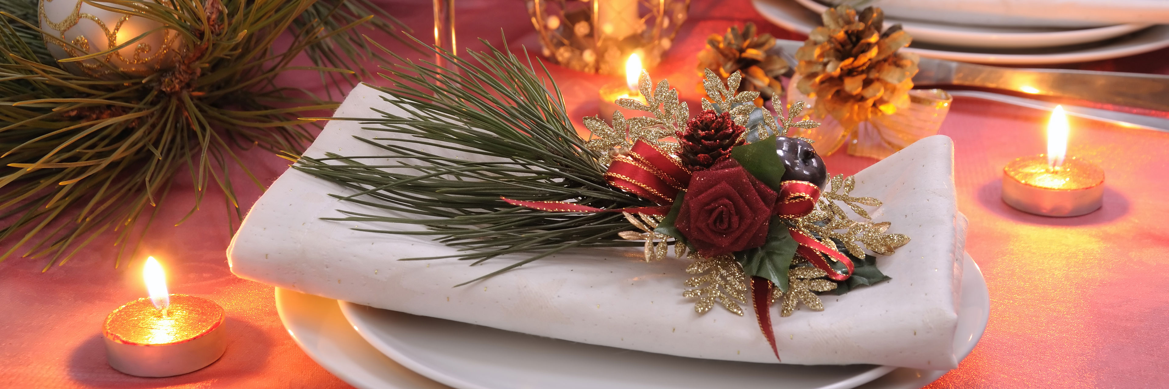Tallerken og julepynt på bord