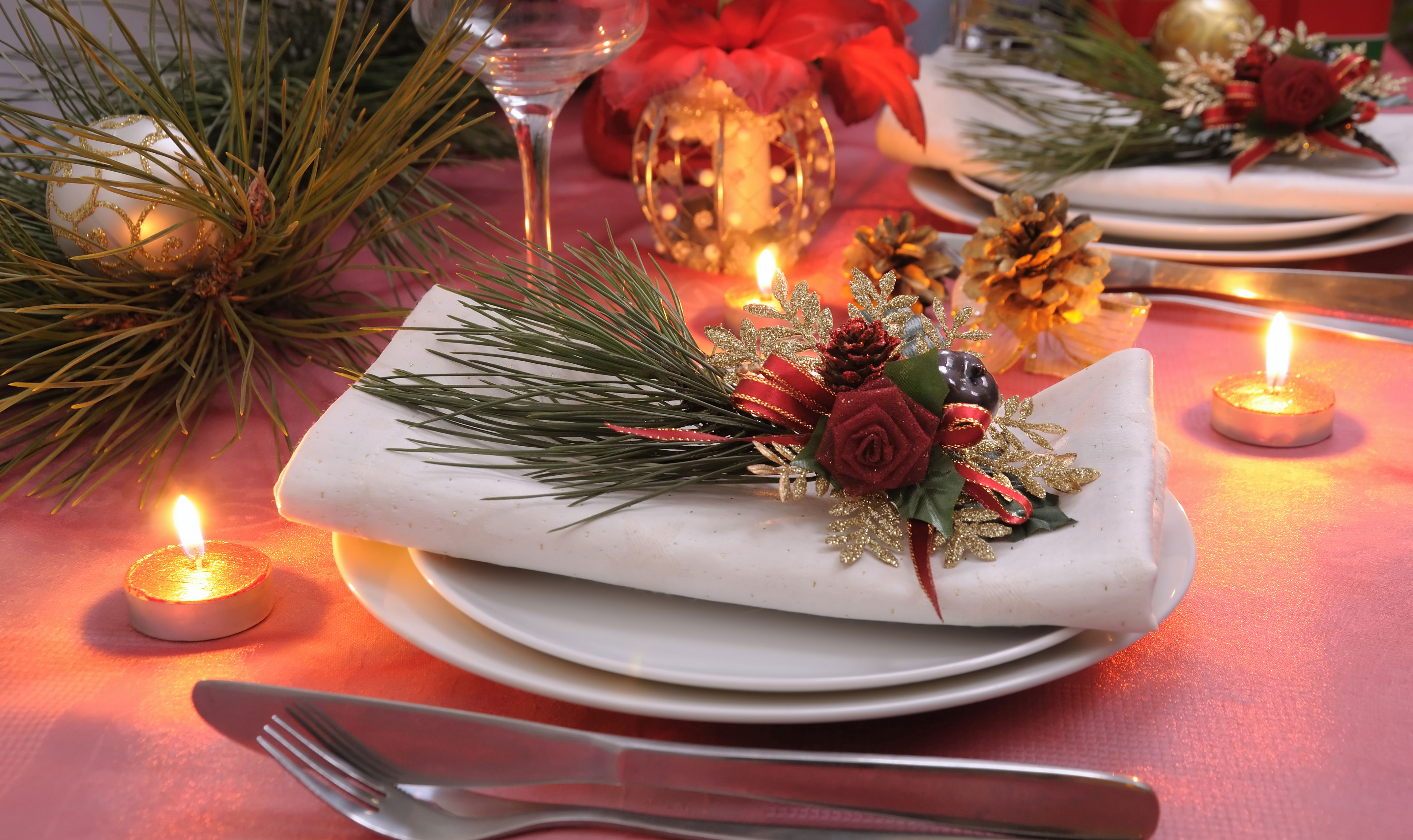 Tallerken og julepynt på bord