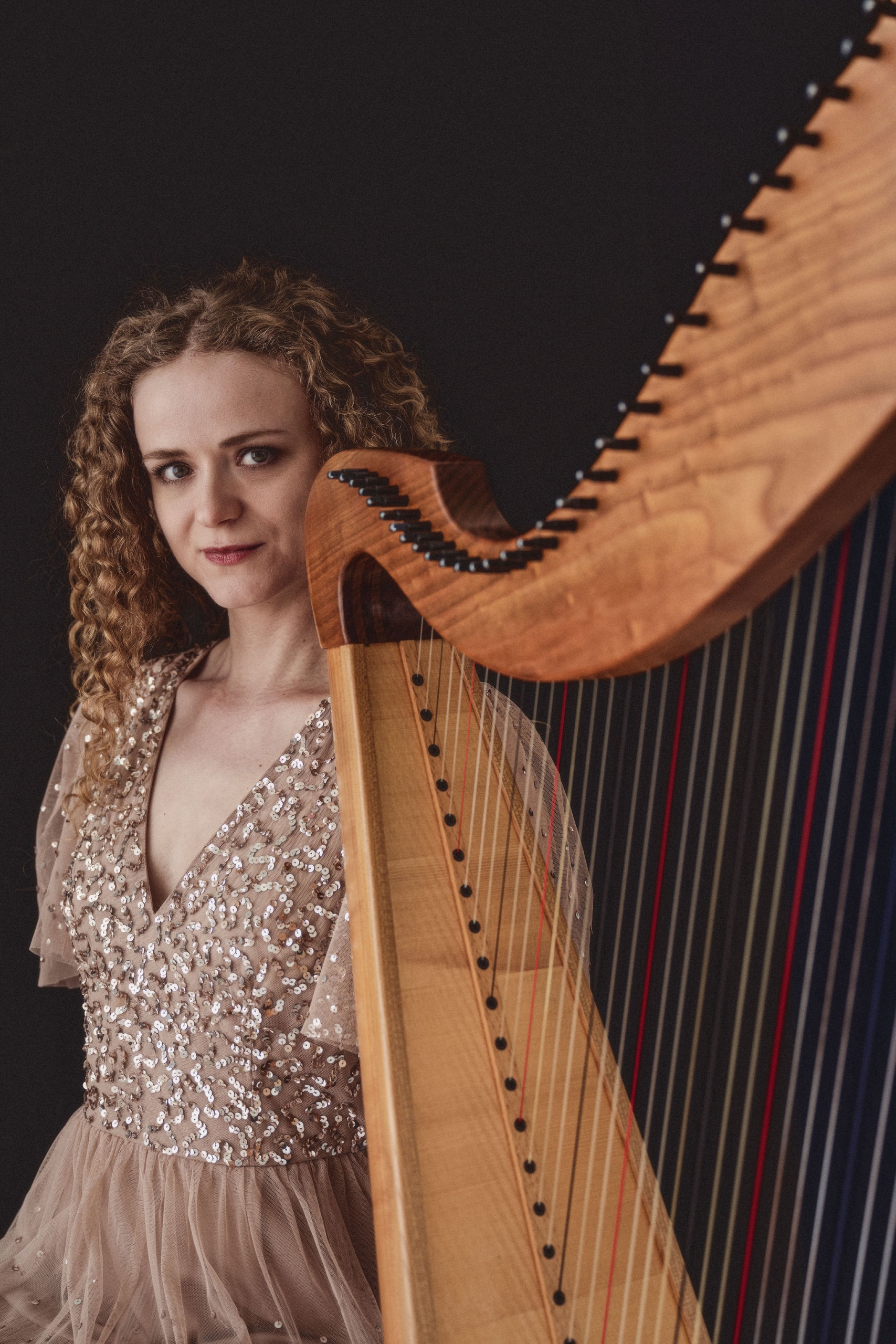 Mariann Mikkelsen ved en harpe