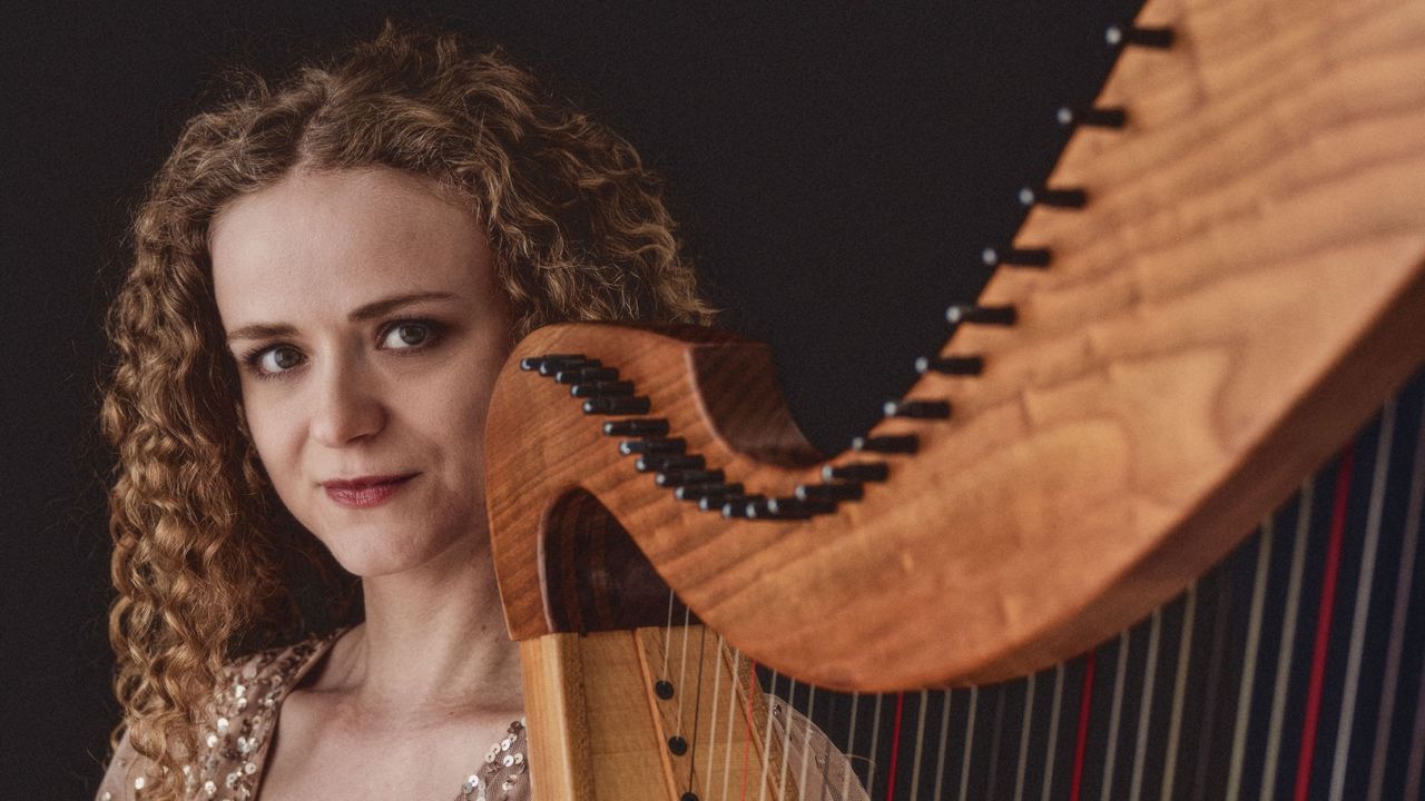 Mariann Mikkelsen ved en harpe