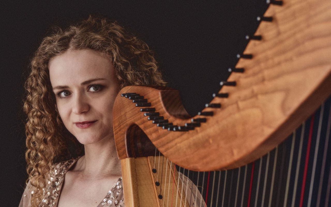 Mariann Mikkelsen ved en harpe