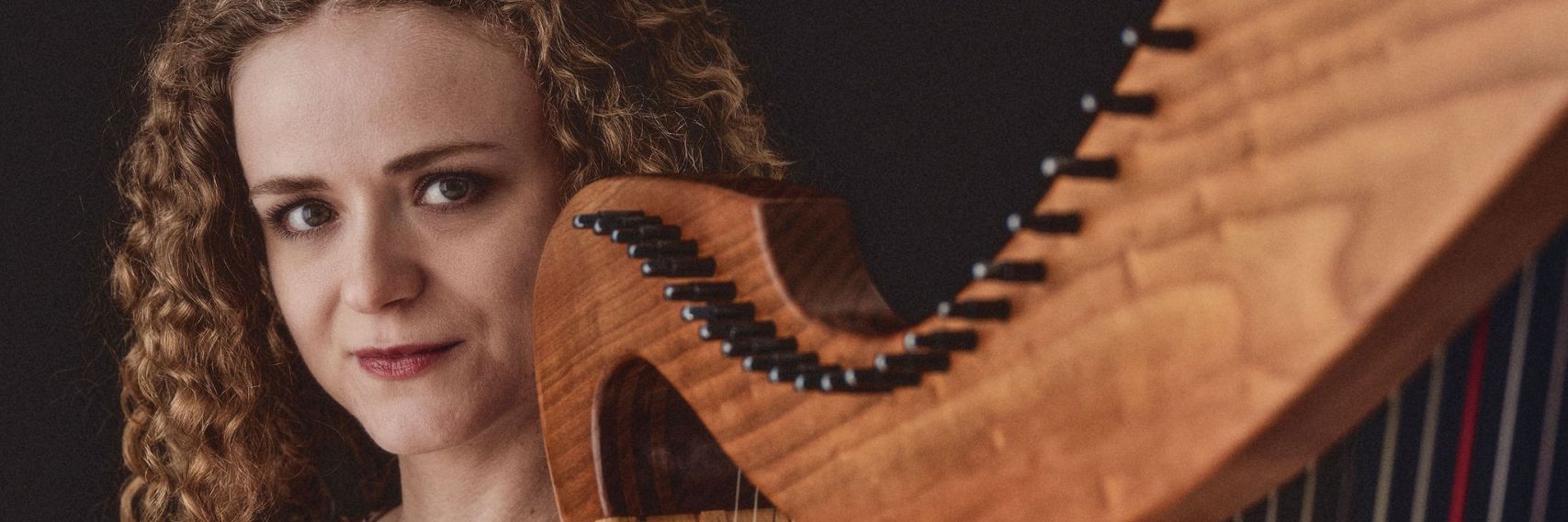 Mariann Mikkelsen ved en harpe
