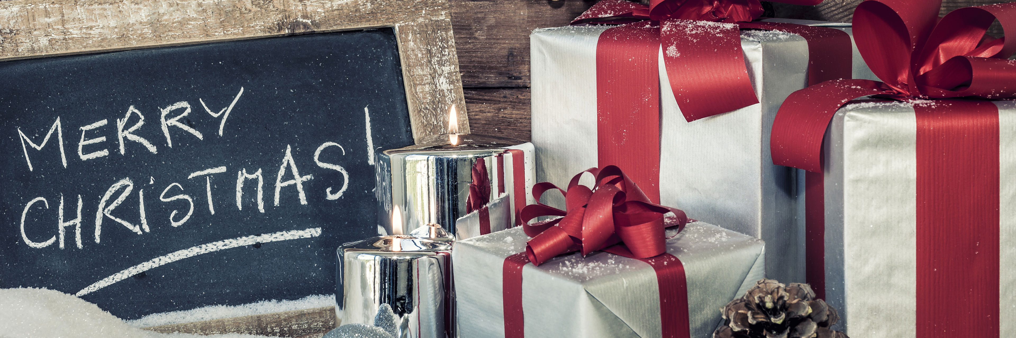 Merry Christmas-skilt, lys, julepynt og julegaver
